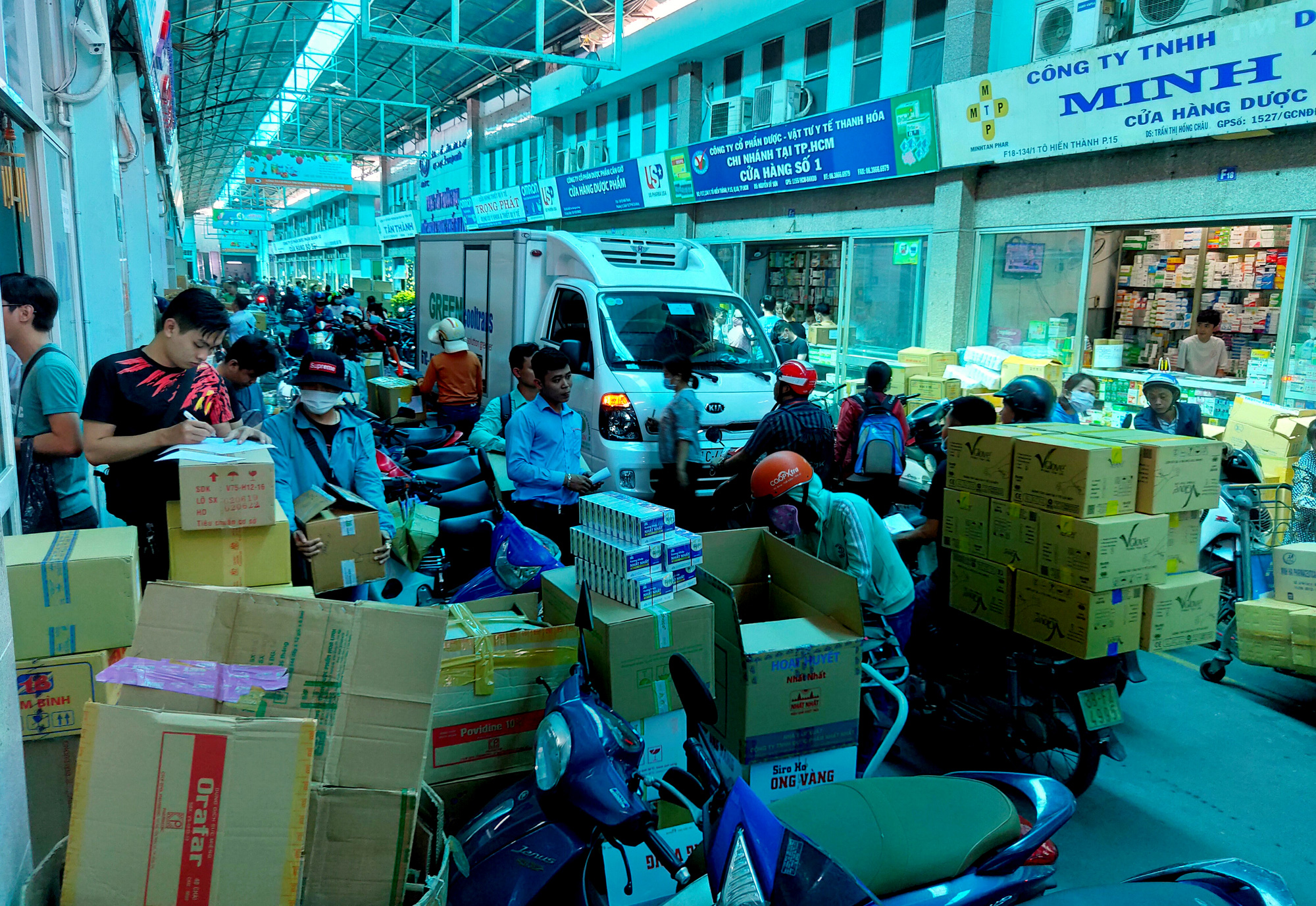 Đỏ mắt tìm mua khẩu trang ở chợ thuốc tây lớn nhất TP HCM - Ảnh 13. Đỏ mắt tìm mua khẩu trang ở chợ thuốc tây lớn nhất TP HCM - Ảnh 13.