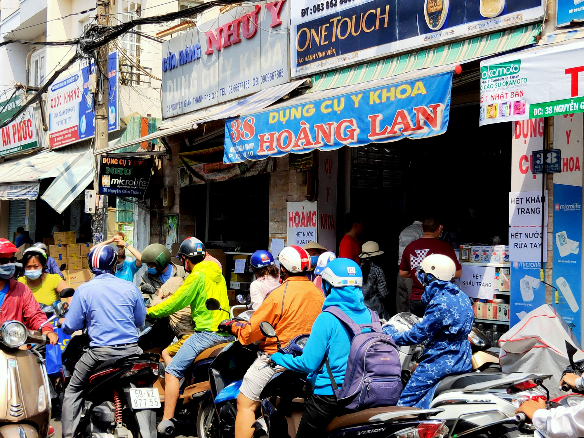 Đỏ mắt tìm mua khẩu trang ở chợ thuốc tây lớn nhất TP HCM - Ảnh 2. Đỏ mắt tìm mua khẩu trang ở chợ thuốc tây lớn nhất TP HCM - Ảnh 2.