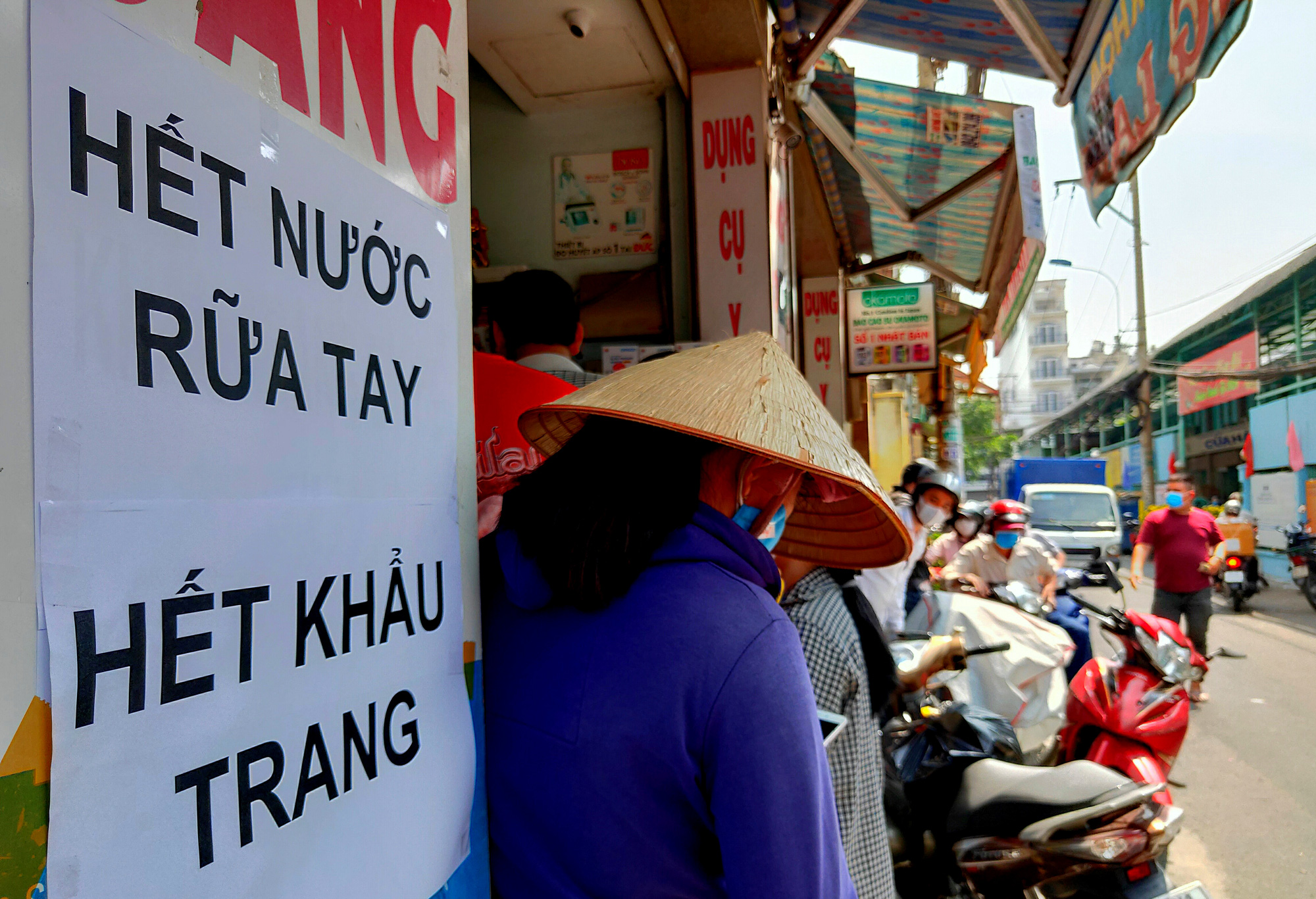 Đỏ mắt tìm mua khẩu trang ở chợ thuốc tây lớn nhất TP HCM - Ảnh 3. Đỏ mắt tìm mua khẩu trang ở chợ thuốc tây lớn nhất TP HCM - Ảnh 3.