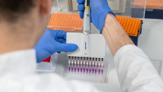 Vì sao tiến trình tạo vaccine ì ạch dù virus corona lây lan chóng mặt? - Ảnh 2. Vì sao tiến trình tạo vaccine ì ạch dù virus corona lây lan chóng mặt? - Ảnh 2.