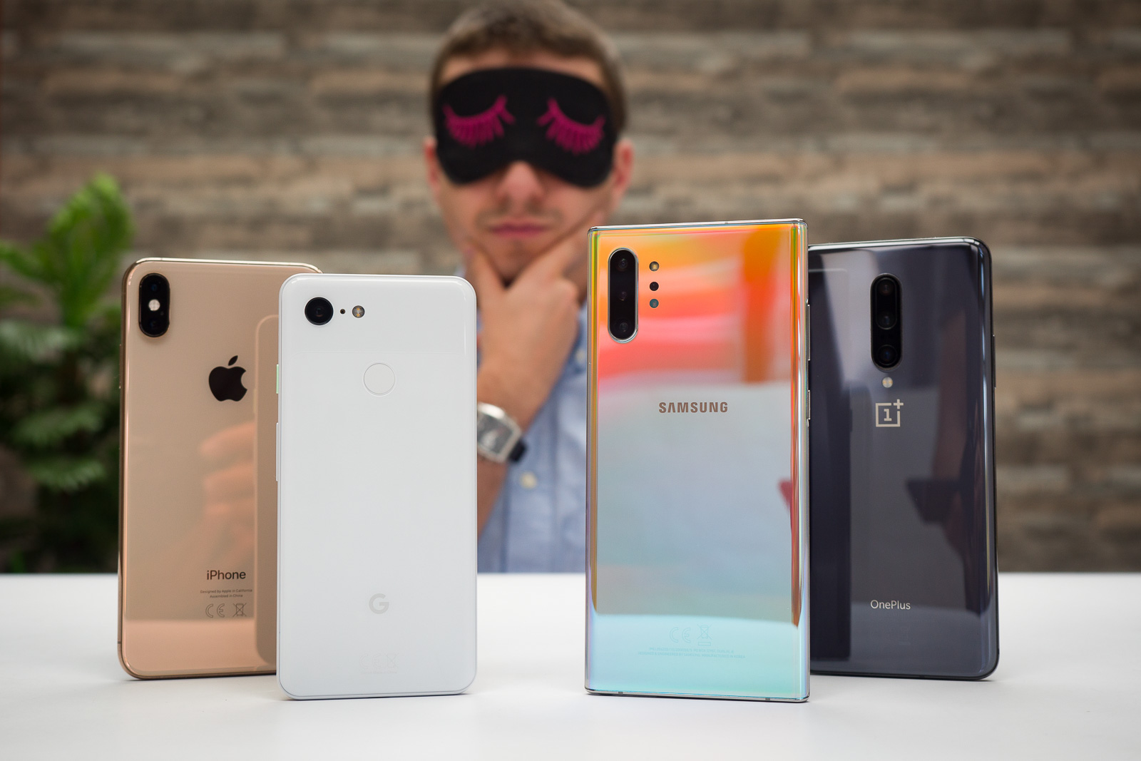 15 triệu đồng nên mua điện thoại cao cấp iPhone hay Samsung? - Ảnh 1. 15 triệu đồng nên mua điện thoại cao cấp iPhone hay Samsung? - Ảnh 1.
