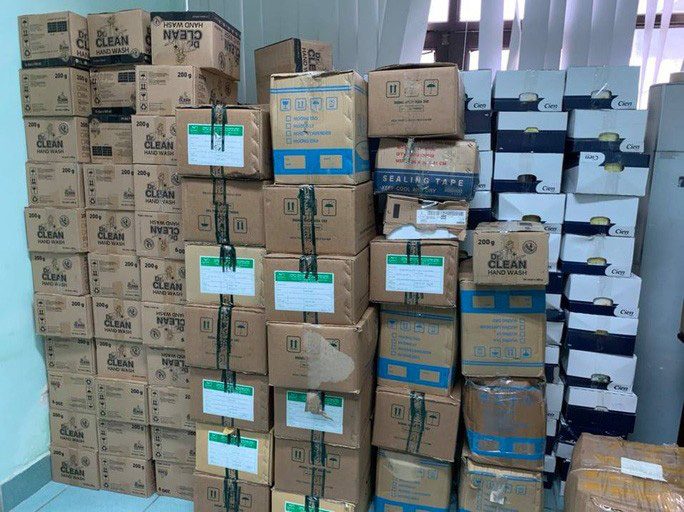Phát hiện, xử lí gần nửa triệu khẩu trang y tế, nước rửa tay kém chất lượng, không nguồn gốc xuất xứ - Ảnh 1. Phát hiện, xử lí gần nửa triệu khẩu trang y tế, nước rửa tay kém chất lượng, không nguồn gốc xuất xứ - Ảnh 1.