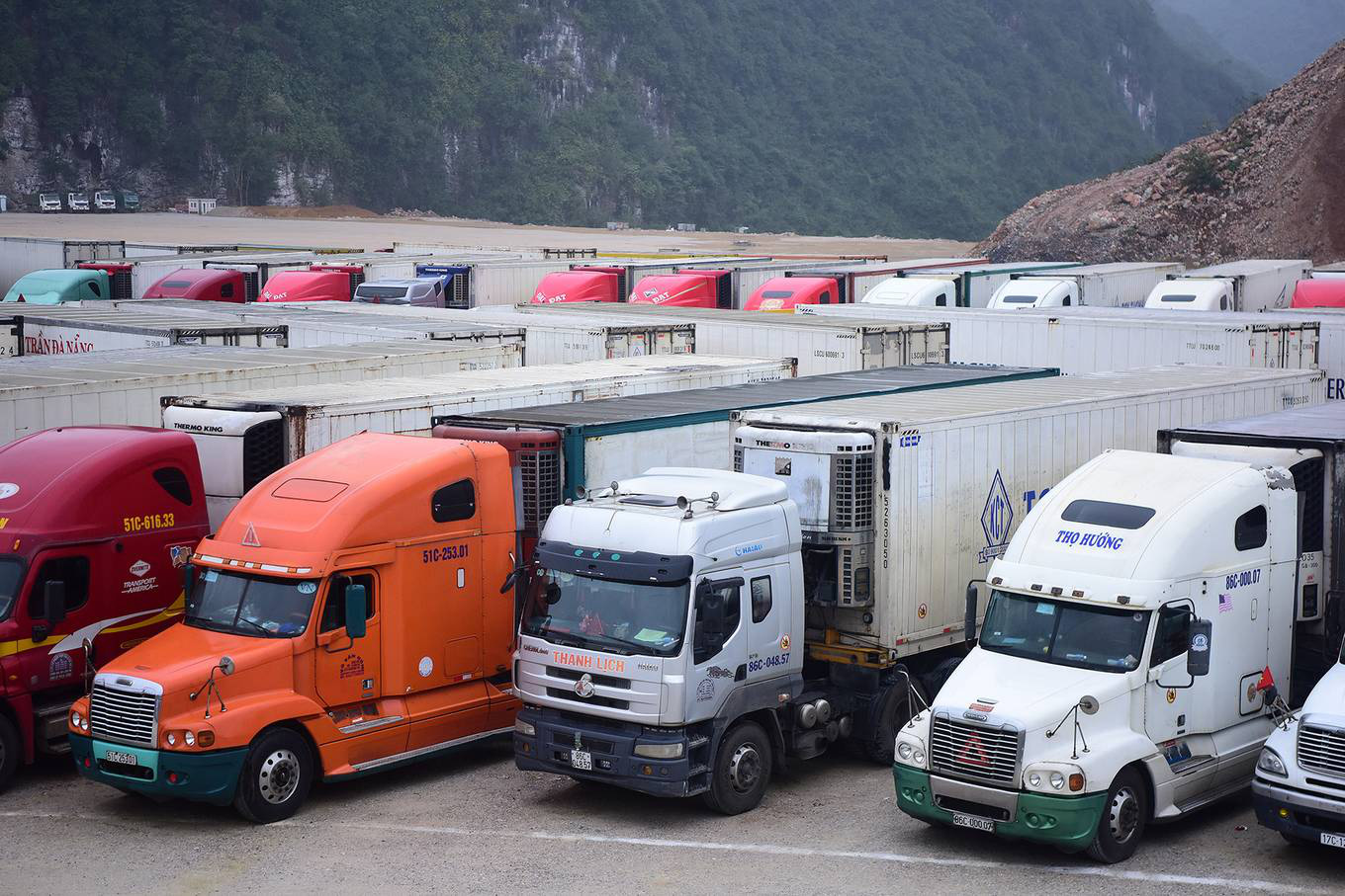 Container chở hoa quả ùn ở cửa khẩu - Ảnh 1. Container chở hoa quả ùn ở cửa khẩu - Ảnh 1.