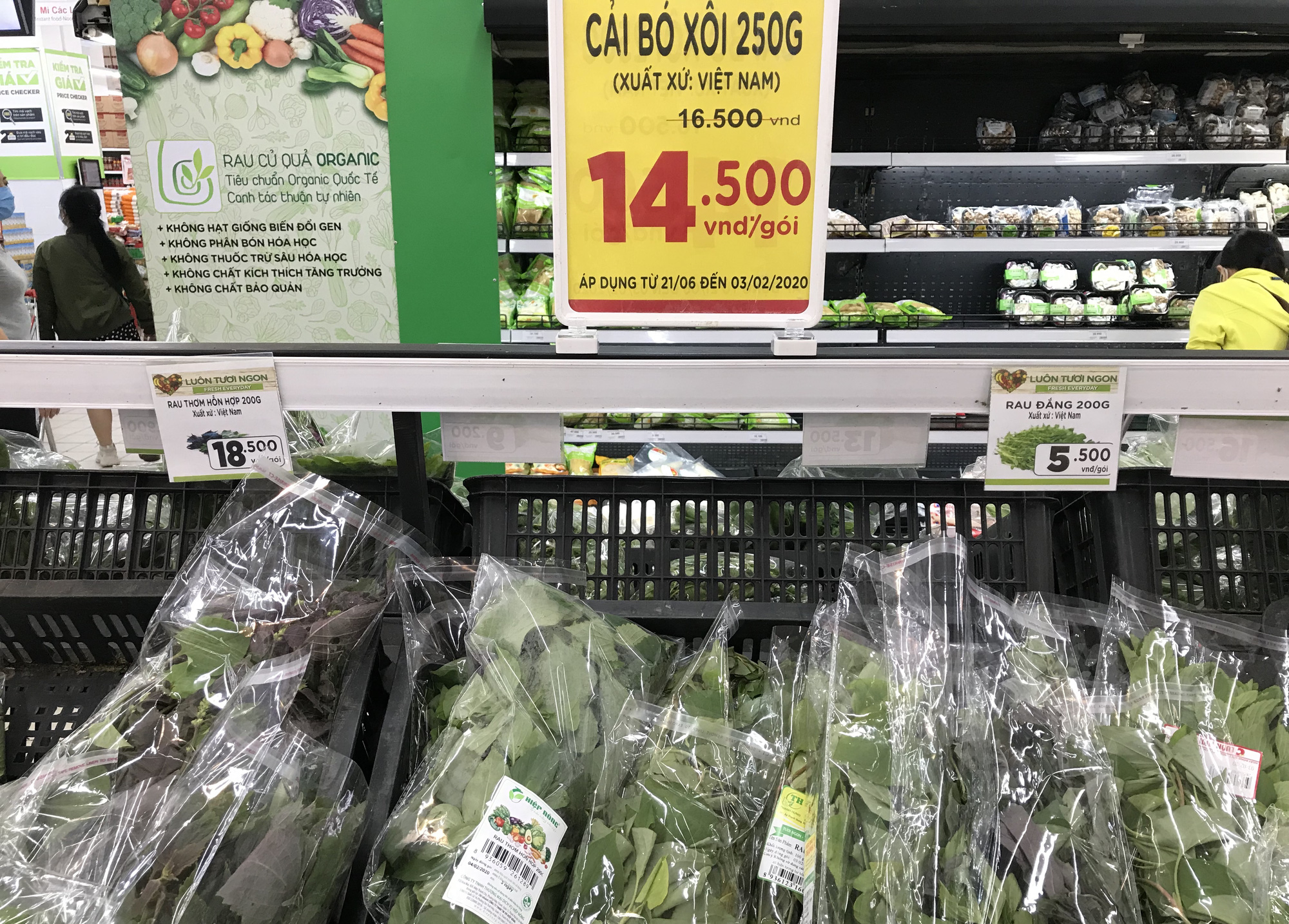 Người Sài Gòn vét mì tôm, gạo, trứng, rau xanh trong siêu thị vì virus corona? - Ảnh 8. Người Sài Gòn vét mì tôm, gạo, trứng, rau xanh trong siêu thị vì virus corona? - Ảnh 8.