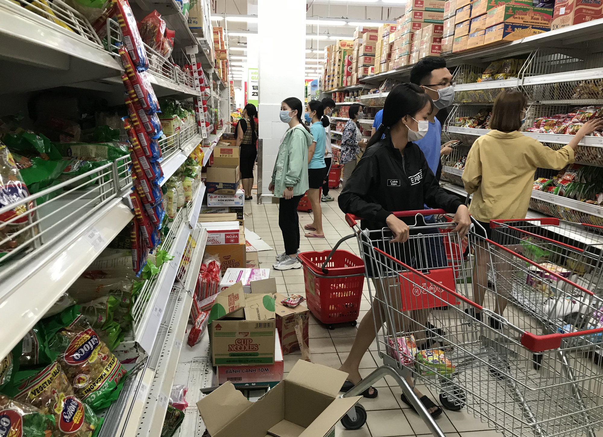 Người Sài Gòn vét mì tôm, gạo, trứng, rau xanh trong siêu thị vì virus corona? - Ảnh 10. Người Sài Gòn vét mì tôm, gạo, trứng, rau xanh trong siêu thị vì virus corona? - Ảnh 10.