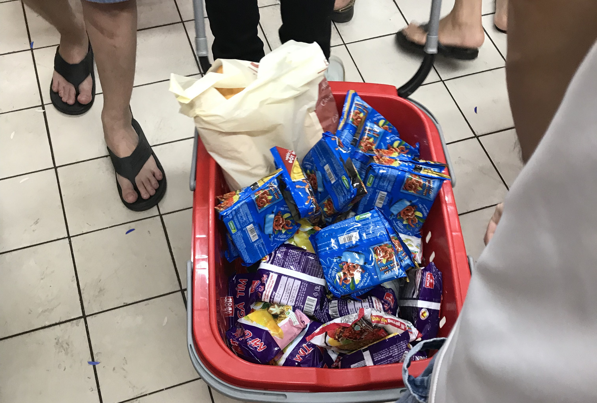 Người Sài Gòn vét mì tôm, gạo, trứng, rau xanh trong siêu thị vì virus corona? - Ảnh 13. Người Sài Gòn vét mì tôm, gạo, trứng, rau xanh trong siêu thị vì virus corona? - Ảnh 13.