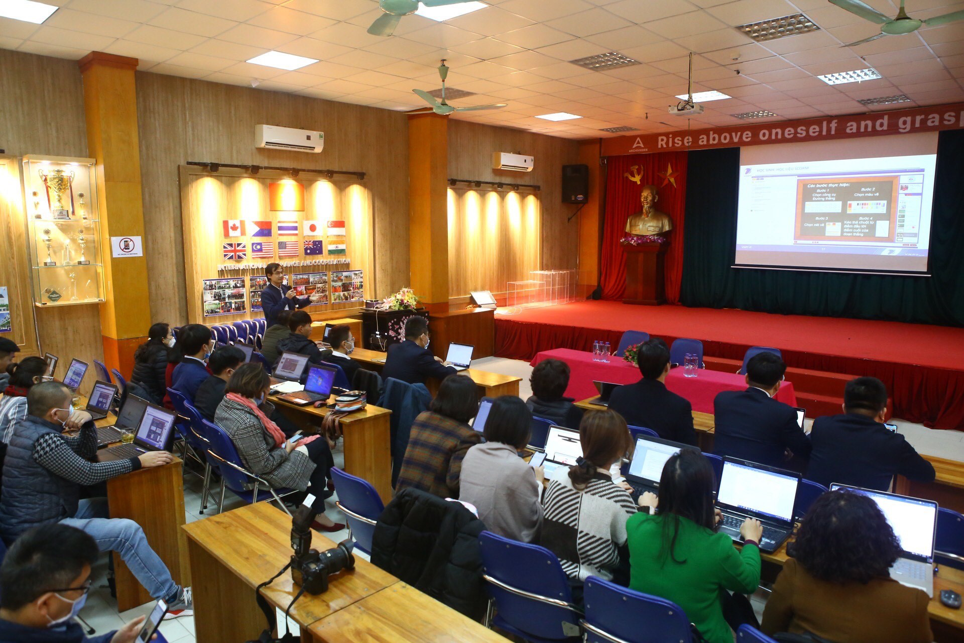 Văn phòng trực tuyến, học từ xa bùng nổ thời dịch virus corona - Ảnh 1. Văn phòng trực tuyến, học từ xa bùng nổ thời dịch virus corona - Ảnh 1.