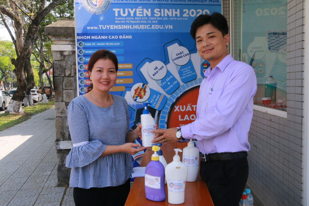 Giảng viên sản xuất nước rửa tay khô tặng người dân phòng dịch Corona - Ảnh 3. Giảng viên sản xuất nước rửa tay khô tặng người dân phòng dịch Corona - Ảnh 3.