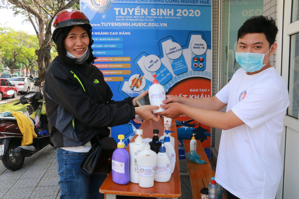 Giảng viên sản xuất nước rửa tay khô tặng người dân phòng dịch Corona - Ảnh 4. Giảng viên sản xuất nước rửa tay khô tặng người dân phòng dịch Corona - Ảnh 4.