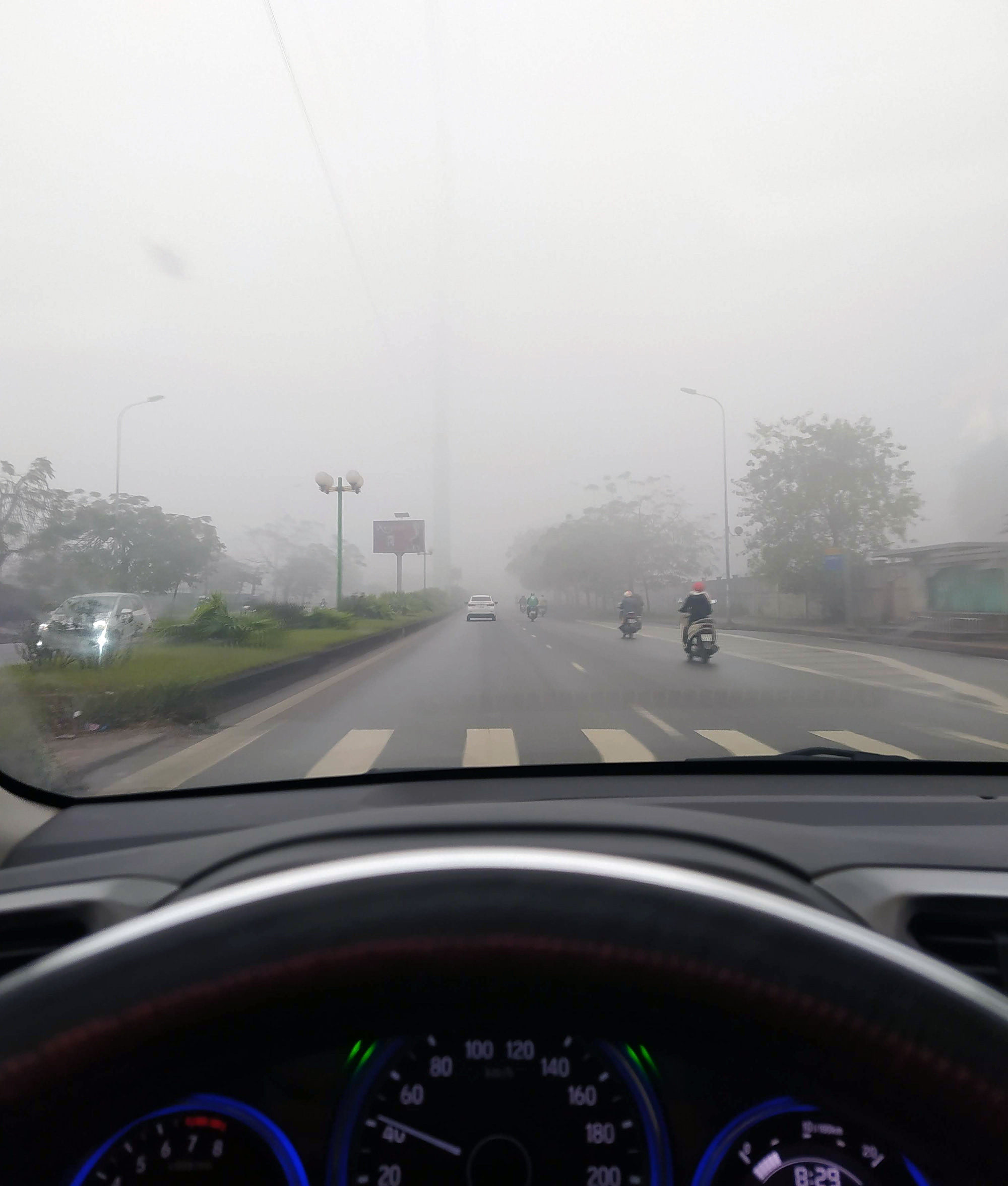 Hà Nội chìm trong sương mù giữa dịch virus corona - Ảnh 3. Hà Nội chìm trong sương mù giữa dịch virus corona - Ảnh 3.