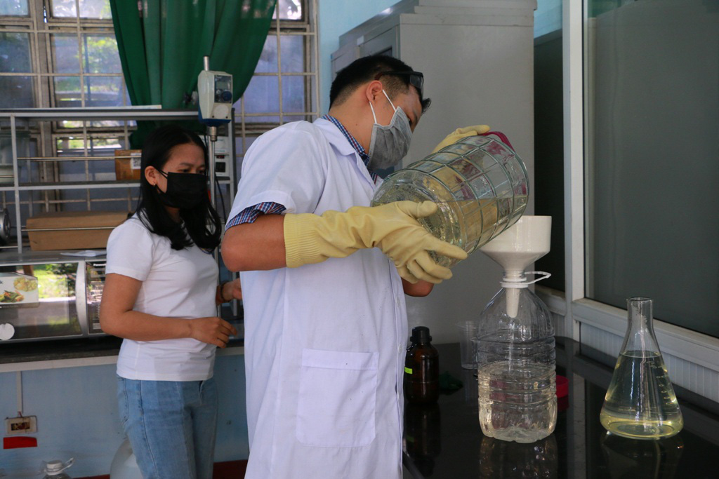 Giảng viên sản xuất nước rửa tay khô tặng người dân phòng dịch Corona - Ảnh 1. Giảng viên sản xuất nước rửa tay khô tặng người dân phòng dịch Corona - Ảnh 1.