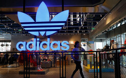Nike, Adidas, Versace: Một loạt các thương hiệu lớn đang lao đao bởi virus corona