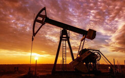 Giá xăng dầu hôm nay 4/3: OPEC giảm sản lượng, xăng dầu bật tăng