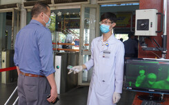 Ga Sài Gòn kiểm tra thân nhiệt khách đi tàu phòng dịch virus corona