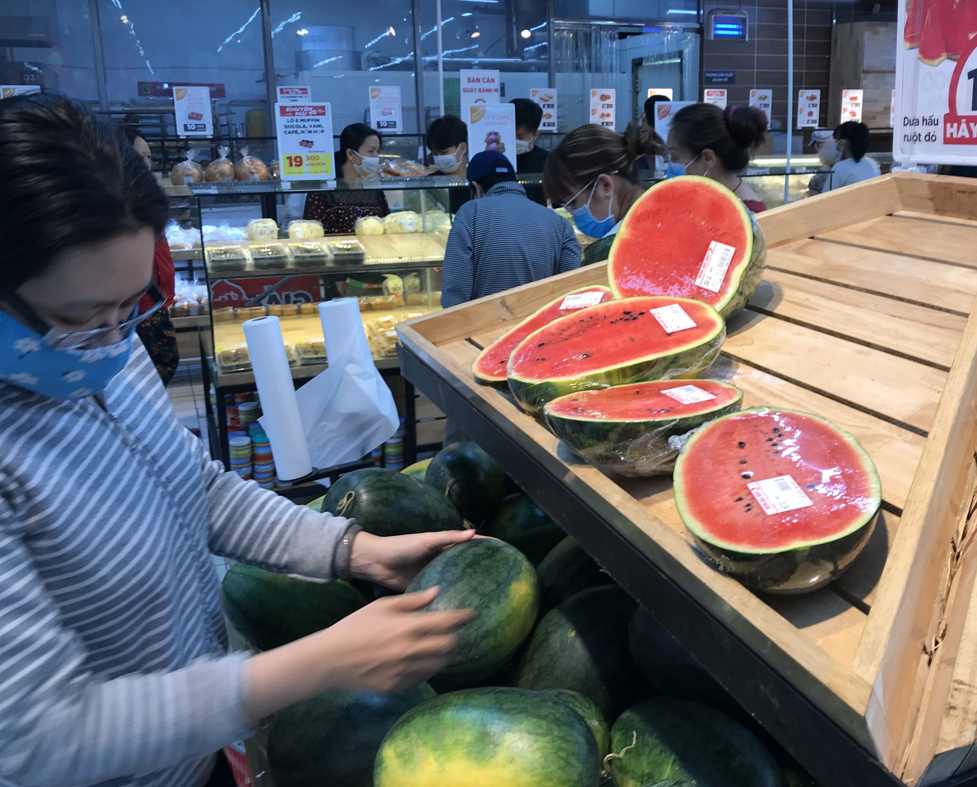 Siêu thị sẽ giải cứu thanh long, dưa hấu giúp nông dân bị ảnh hưởng dịch corona, giá bán ra chỉ từ 4.900 đồng/kg - Ảnh 2. Siêu thị sẽ giải cứu thanh long, dưa hấu giúp nông dân bị ảnh hưởng dịch corona, giá bán ra chỉ từ 4.900 đồng/kg - Ảnh 2.