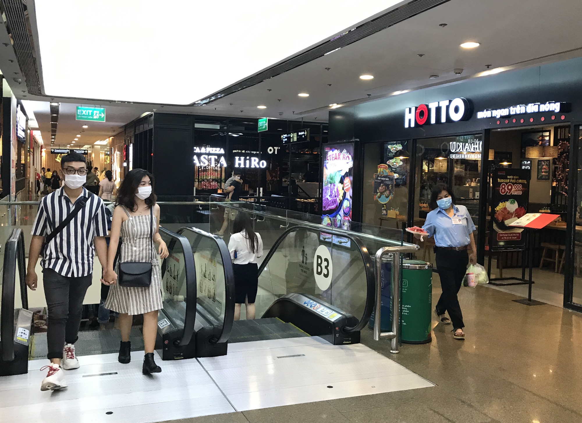 Trung tâm thương mại Sài Gòn vắng tanh, lác đác người giữa dịch corona - Ảnh 7.