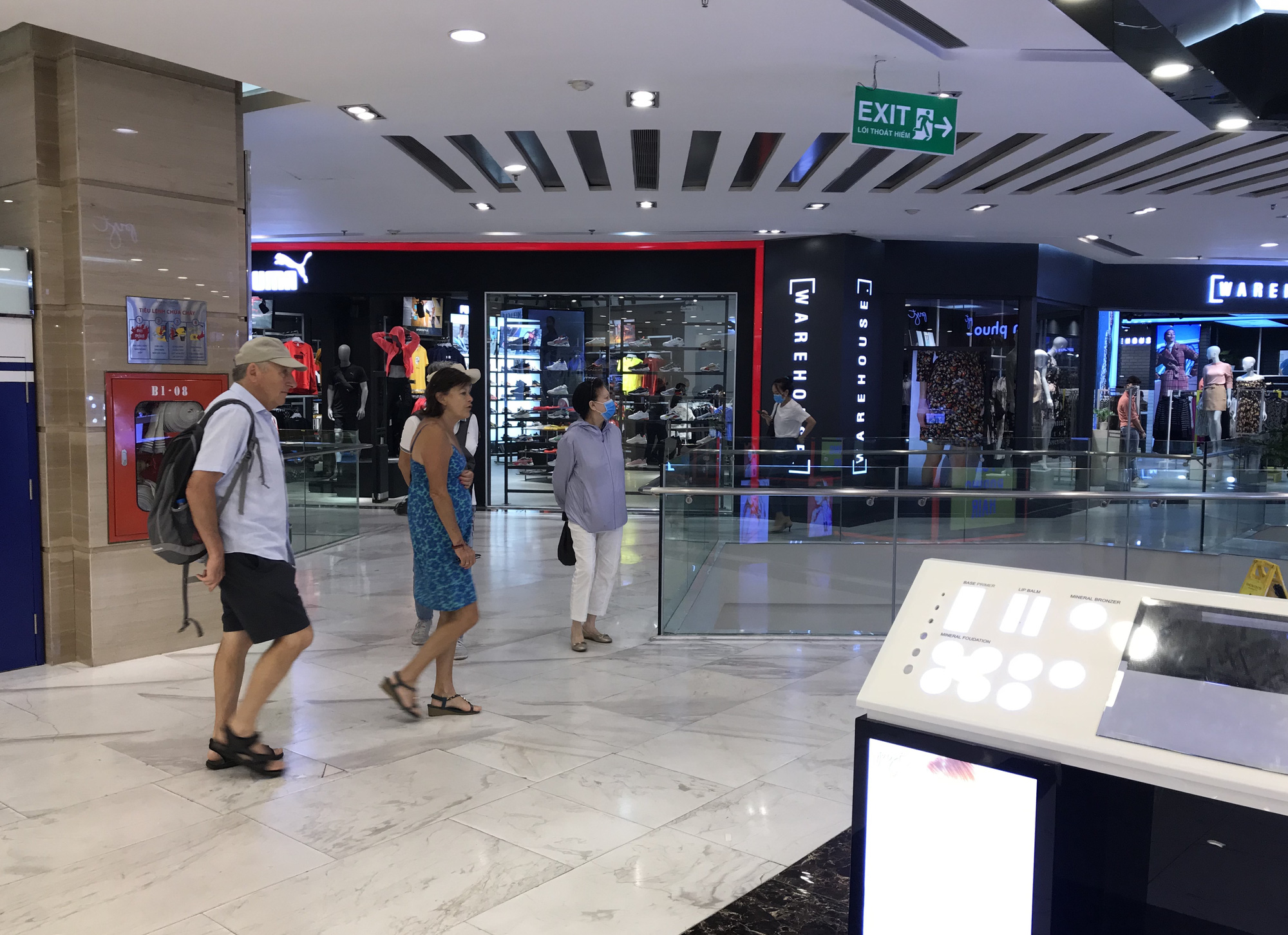 Trung tâm thương mại Sài Gòn vắng tanh, lác đác người giữa dịch corona - Ảnh 4.