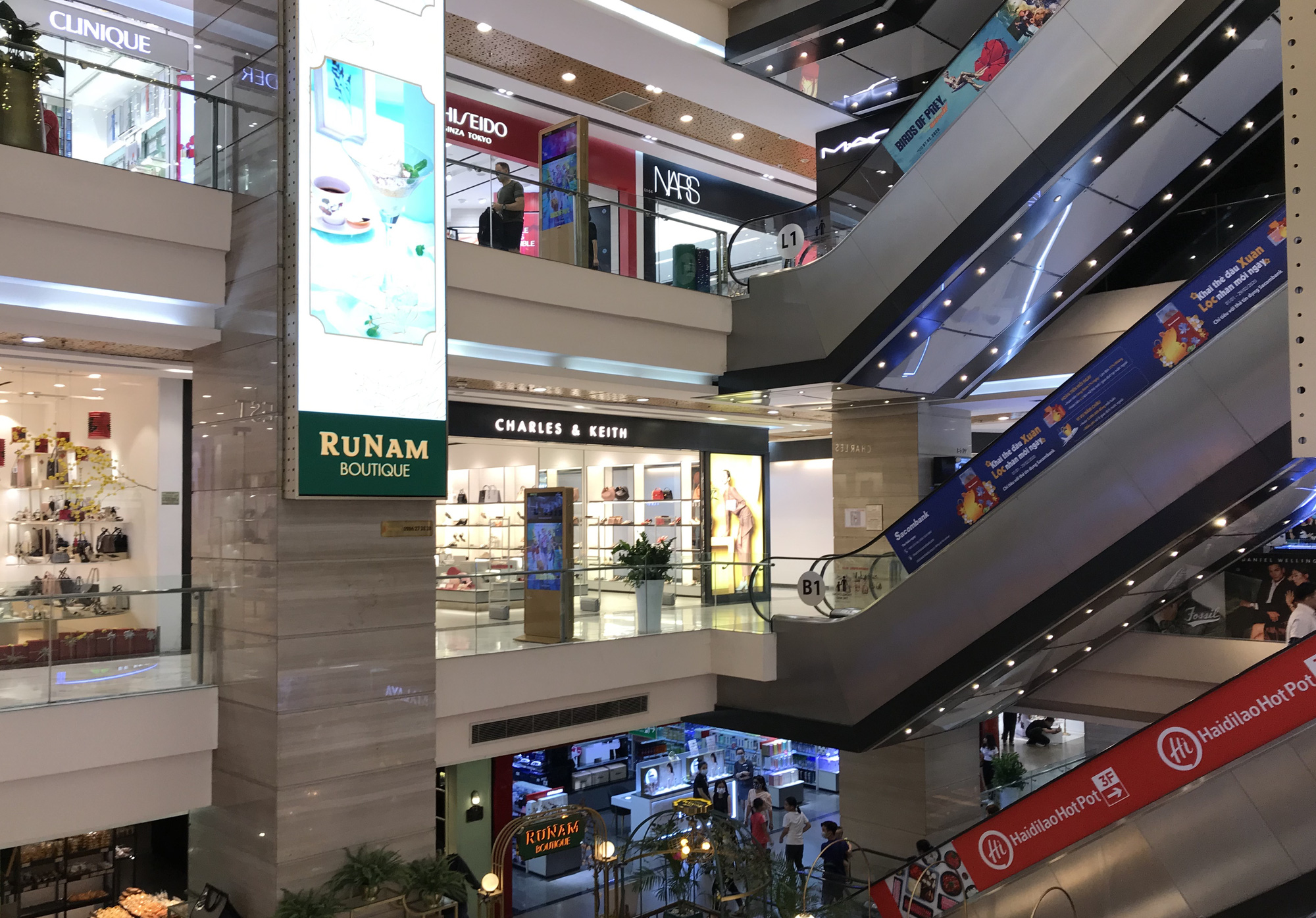 Trung tâm thương mại Sài Gòn vắng tanh, lác đác người giữa dịch corona - Ảnh 3.