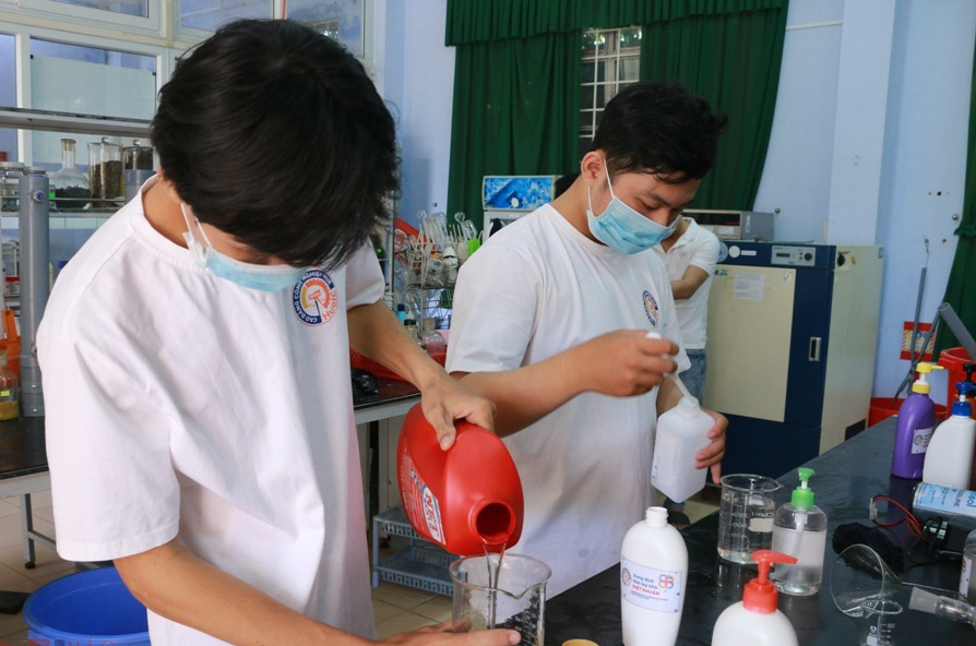 Giảng viên sản xuất nước rửa tay khô tặng người dân phòng dịch Corona - Ảnh 2. Giảng viên sản xuất nước rửa tay khô tặng người dân phòng dịch Corona - Ảnh 2.
