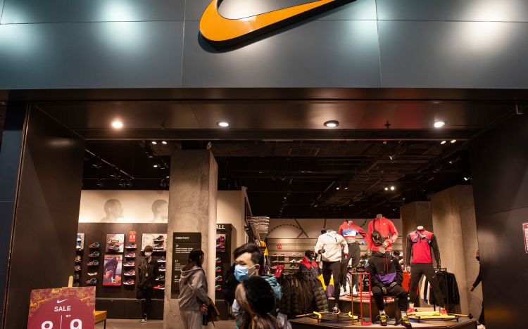 Nike, Adidas và Versace: Một loạt các thương hiệu lớn đang lao đao bởi virus corona - Ảnh 1. Nike, Adidas và Versace: Một loạt các thương hiệu lớn đang lao đao bởi virus corona - Ảnh 1.