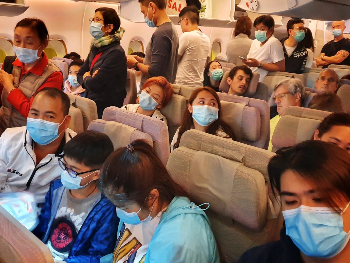 Trong khoang máy bay, đâu mới là cách tốt nhất để phòng chống virus Corona? - Ảnh 1.