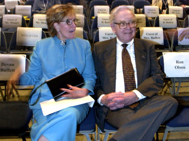 Cuộc hôn nhân kì lạ của tỉ phú Warren Buffett - Ảnh 1. Cuộc hôn nhân kì lạ của tỉ phú Warren Buffett - Ảnh 1.