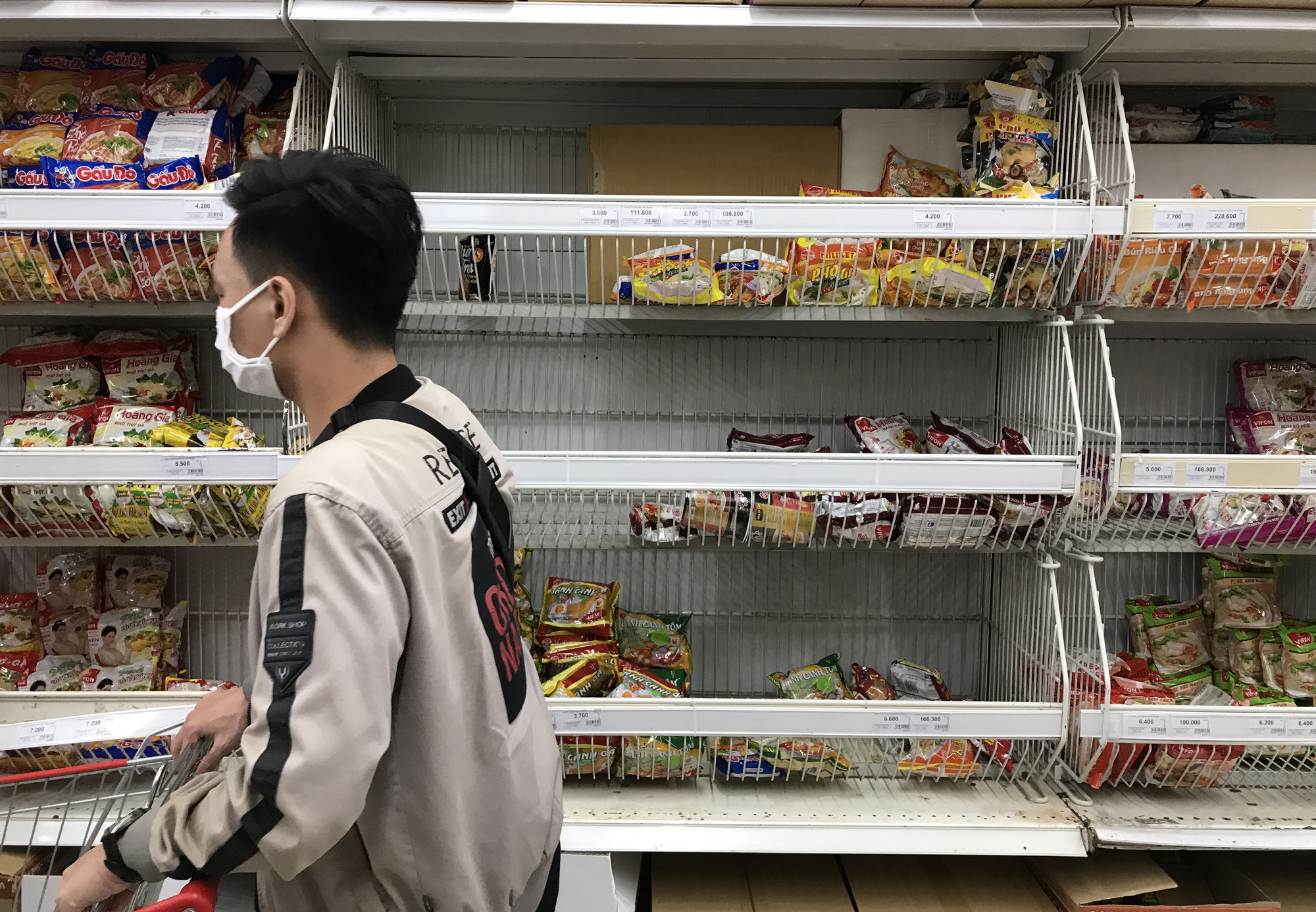 Siêu thị tăng rau xanh, thịt cá gấp 2-3 lần vì virus corona nhưng chiều tối, kệ hàng vẫn trống trơn - Ảnh 9. Siêu thị tăng rau xanh, thịt cá gấp 2-3 lần vì virus corona nhưng chiều tối, kệ hàng vẫn trống trơn - Ảnh 9.