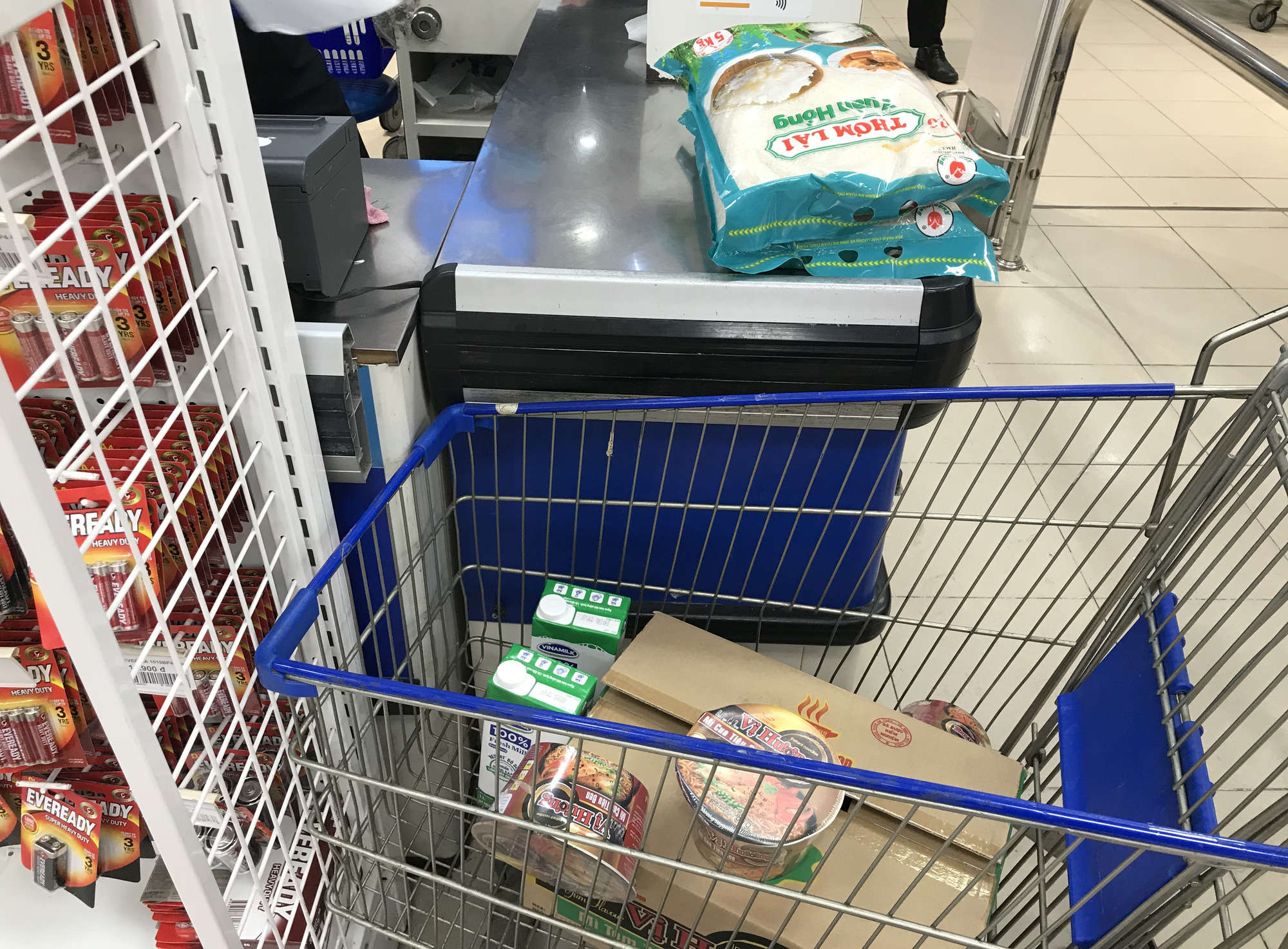 Siêu thị tăng rau xanh, thịt cá gấp 2-3 lần vì virus corona nhưng chiều tối, kệ hàng vẫn trống trơn - Ảnh 14. Siêu thị tăng rau xanh, thịt cá gấp 2-3 lần vì virus corona nhưng chiều tối, kệ hàng vẫn trống trơn - Ảnh 14.