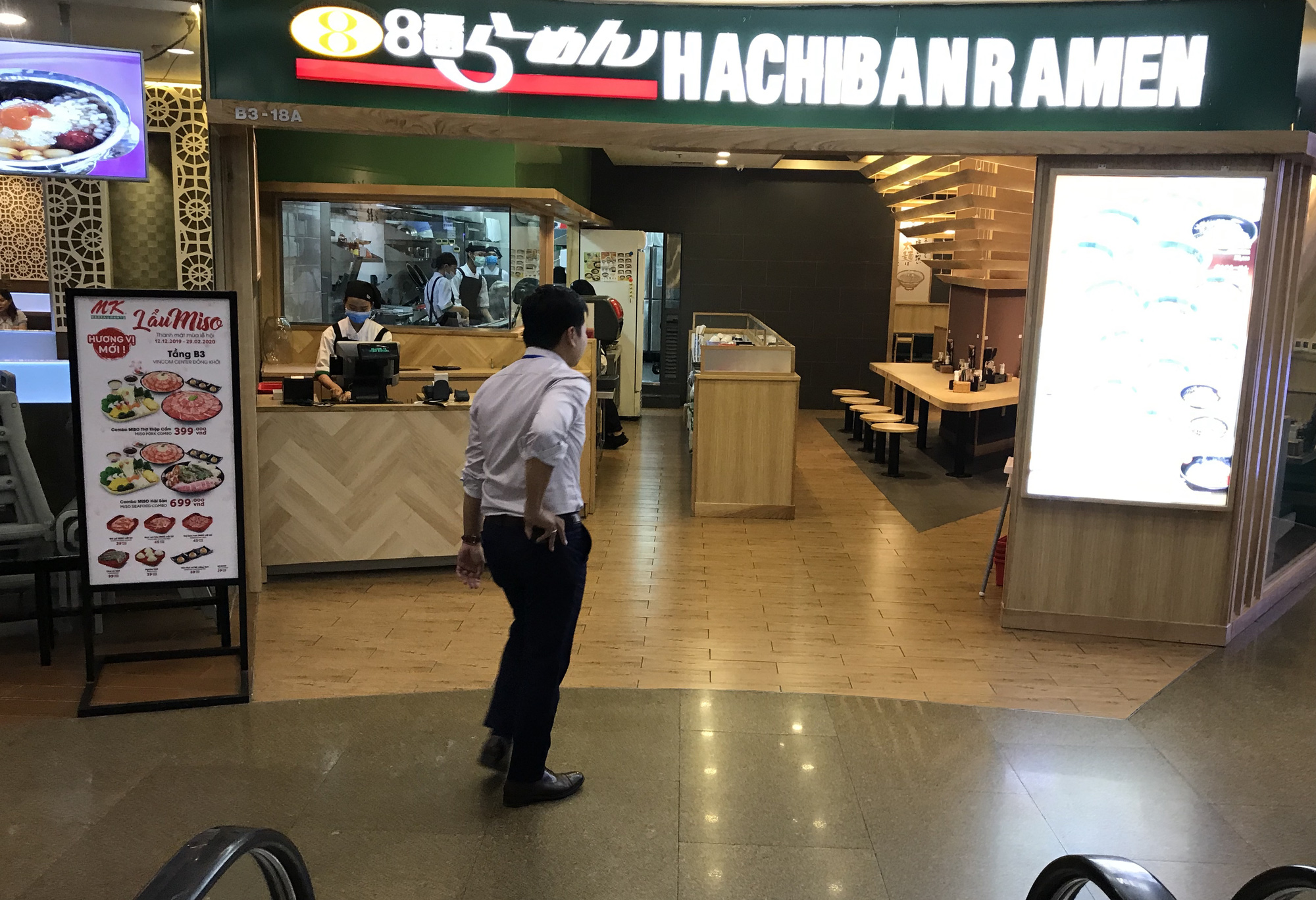 Nhà hàng, tiệm thức ăn nhanh tại Sài Gòn vắng tanh vì người dân sợ virus corona - Ảnh 2. Nhà hàng, tiệm thức ăn nhanh tại Sài Gòn vắng tanh vì người dân sợ virus corona - Ảnh 2.