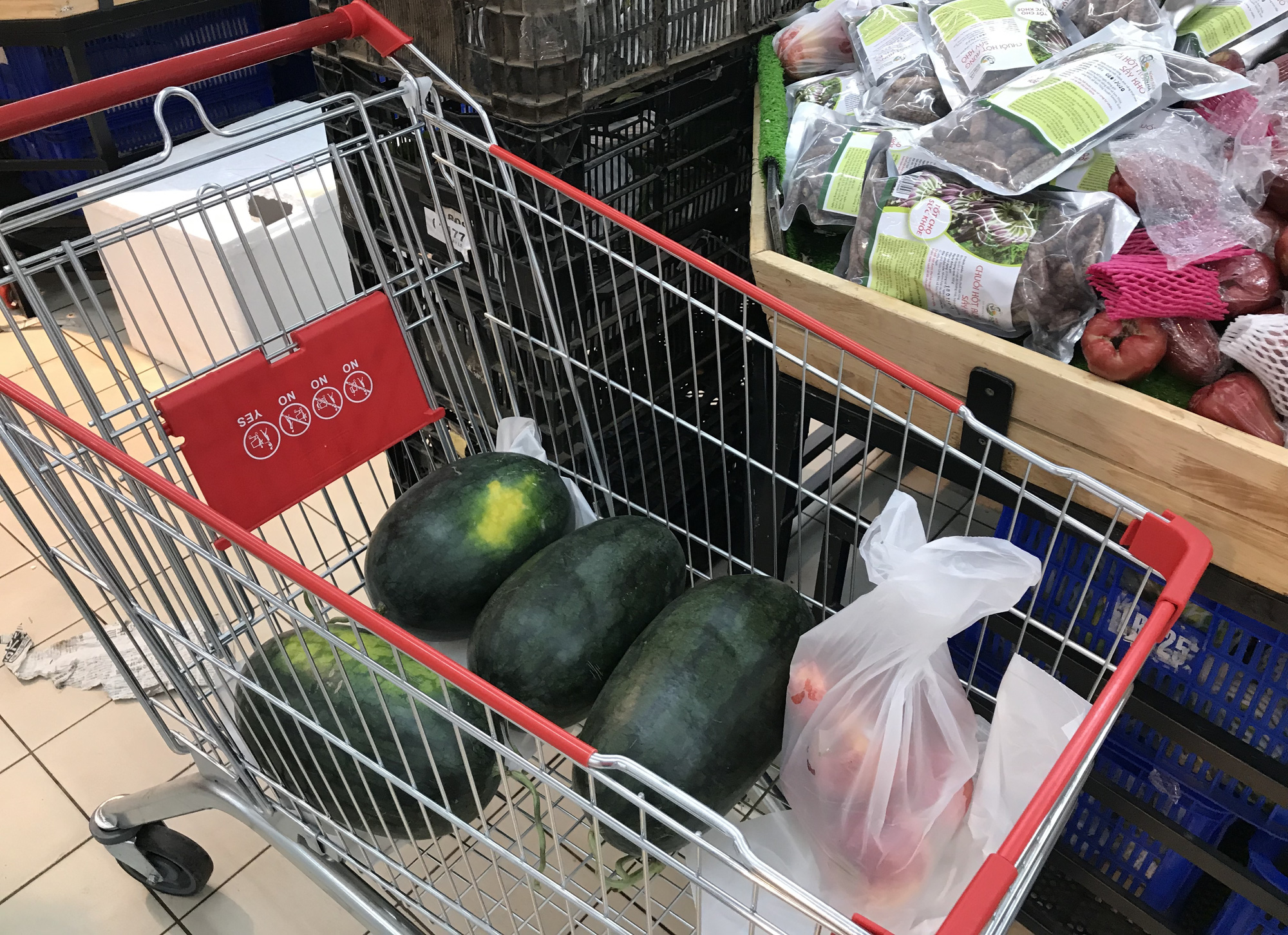 Người Sài Gòn đổ xô giải cứu dưa hấu, thanh long từ 4.200 đồng/kg trong siêu thị, mới 8h, có nơi đã hết sạch - Ảnh 5.