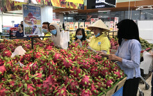 Người Sài Gòn đổ xô giải cứu dưa hấu, thanh long giá từ 4.200 đồng/kg, nhiều siêu thị cháy hàng từ sớm