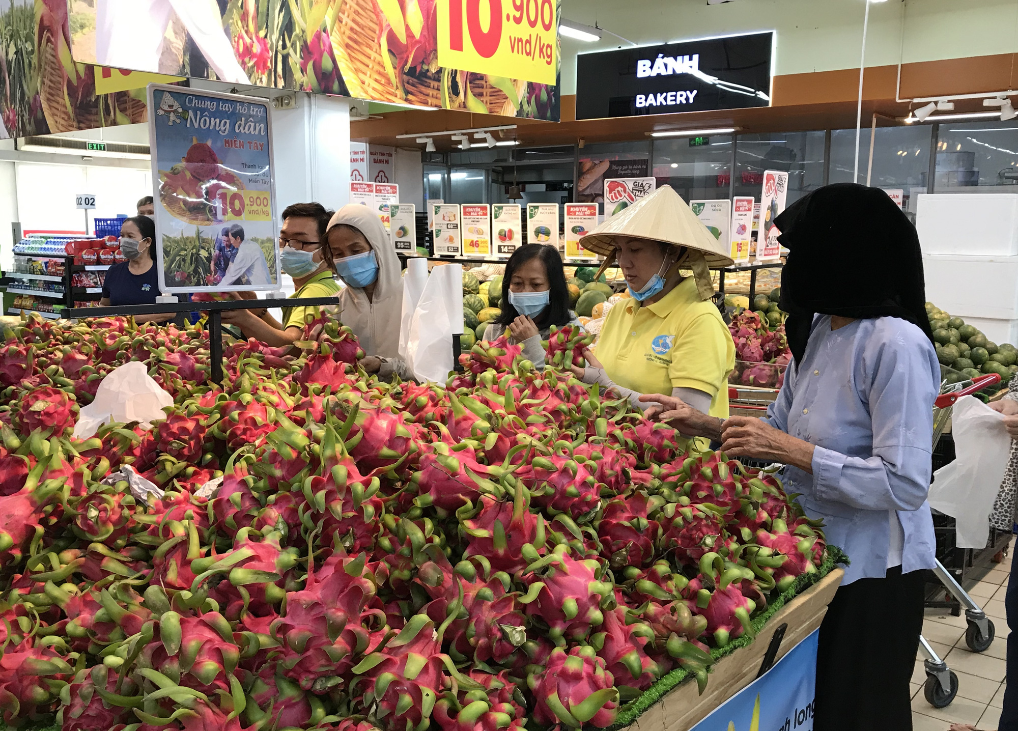 Người Sài Gòn đổ xô giải cứu dưa hấu, thanh long từ 4.200 đồng/kg trong siêu thị, mới 8h, có nơi đã hết sạch - Ảnh 2.