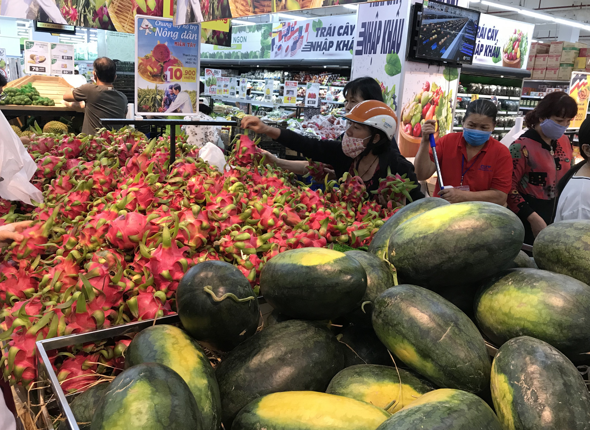 Người Sài Gòn đổ xô giải cứu dưa hấu, thanh long từ 4.200 đồng/kg trong siêu thị, mới 8h, có nơi đã hết sạch - Ảnh 1.