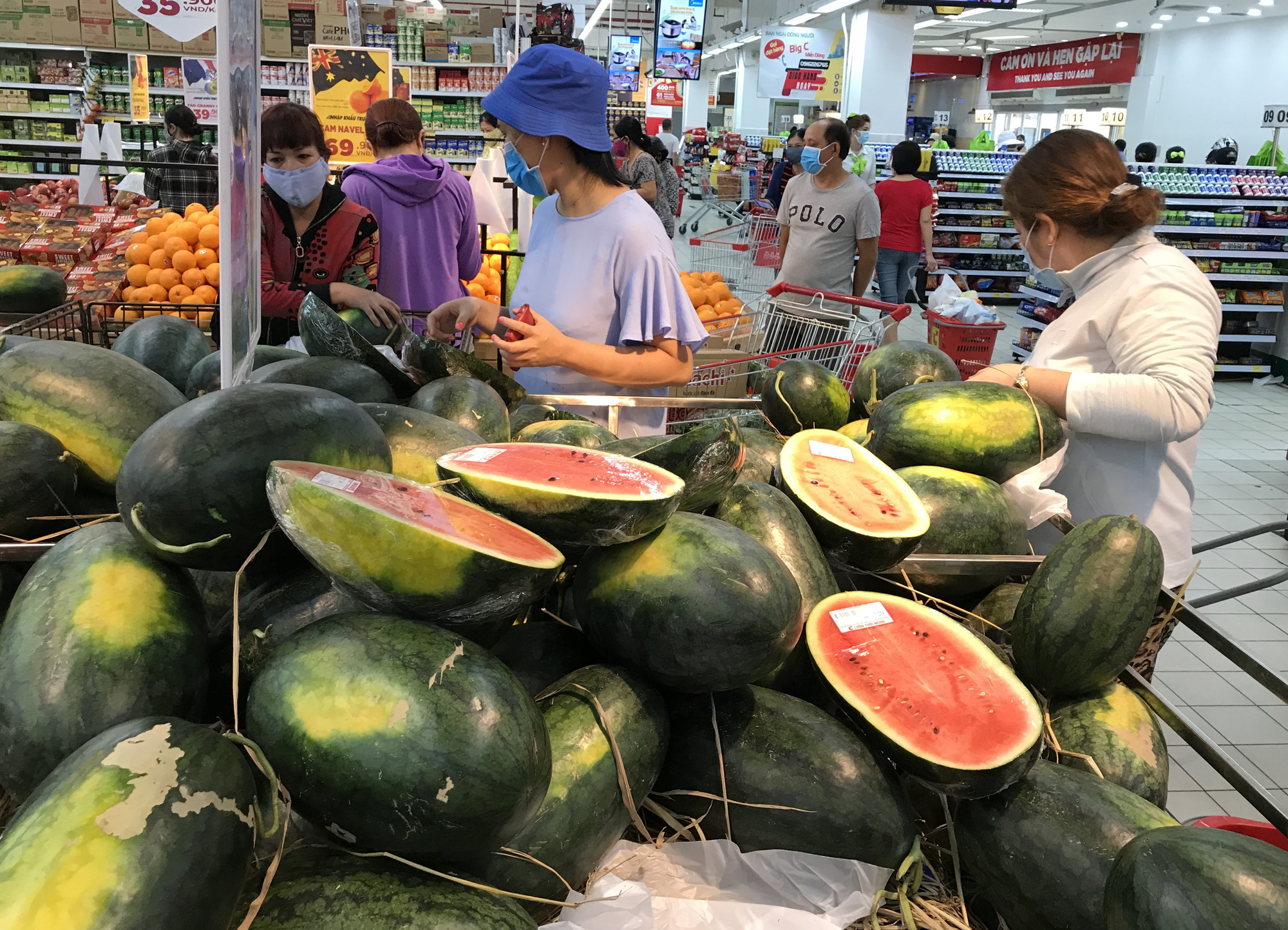 Người Sài Gòn đổ xô giải cứu dưa hấu, thanh long từ 4.200 đồng/kg trong siêu thị, mới 8h, có nơi đã hết sạch - Ảnh 6.