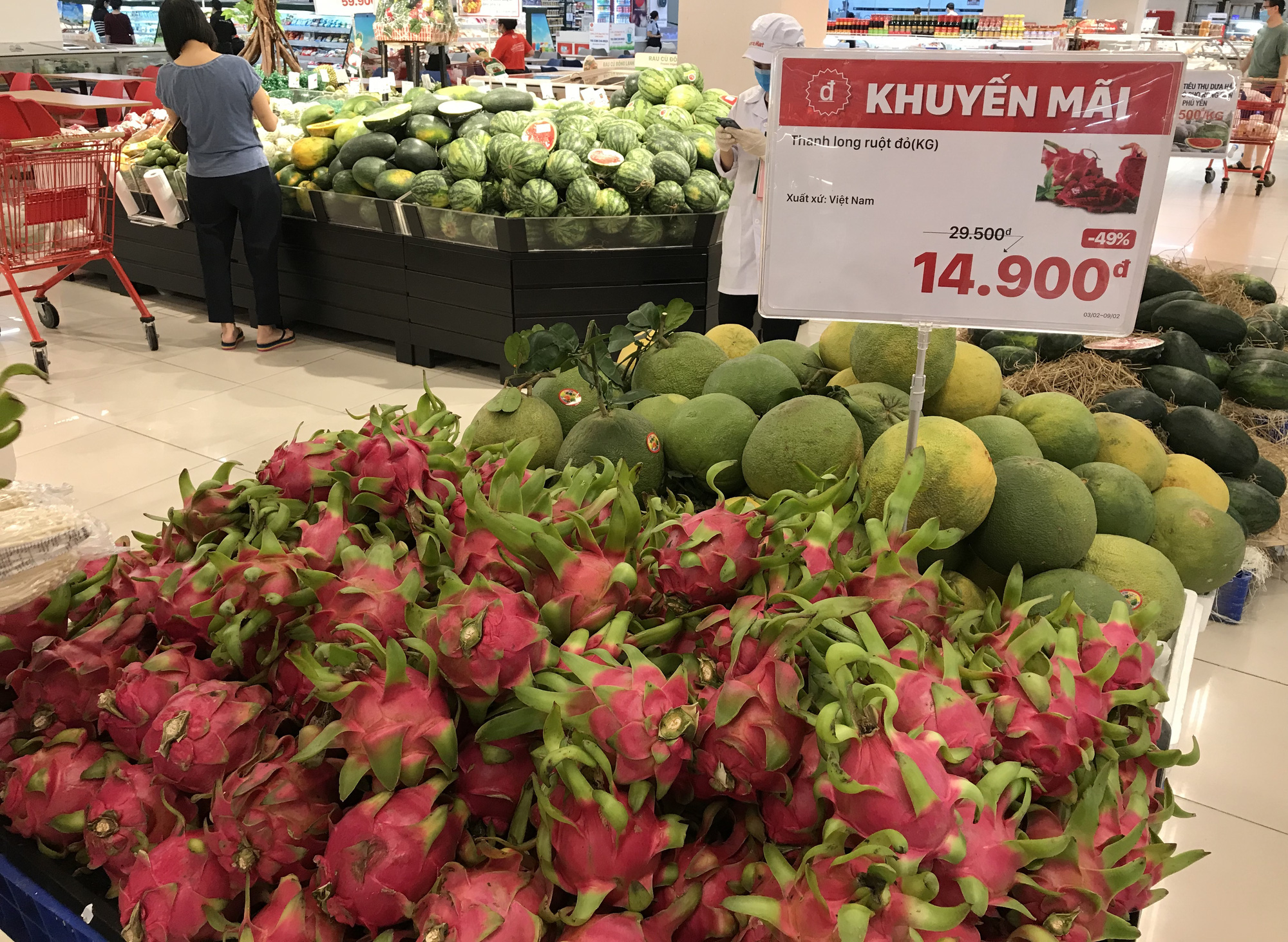 Giá từ 4.200 đồng/kg, các siêu thị đã giải cứu 1.000 tấn thanh long, dưa hấu giúp nông dân chỉ trong vài ngày - Ảnh 2. Giá từ 4.200 đồng/kg, các siêu thị đã giải cứu 1.000 tấn thanh long, dưa hấu giúp nông dân chỉ trong vài ngày - Ảnh 2.