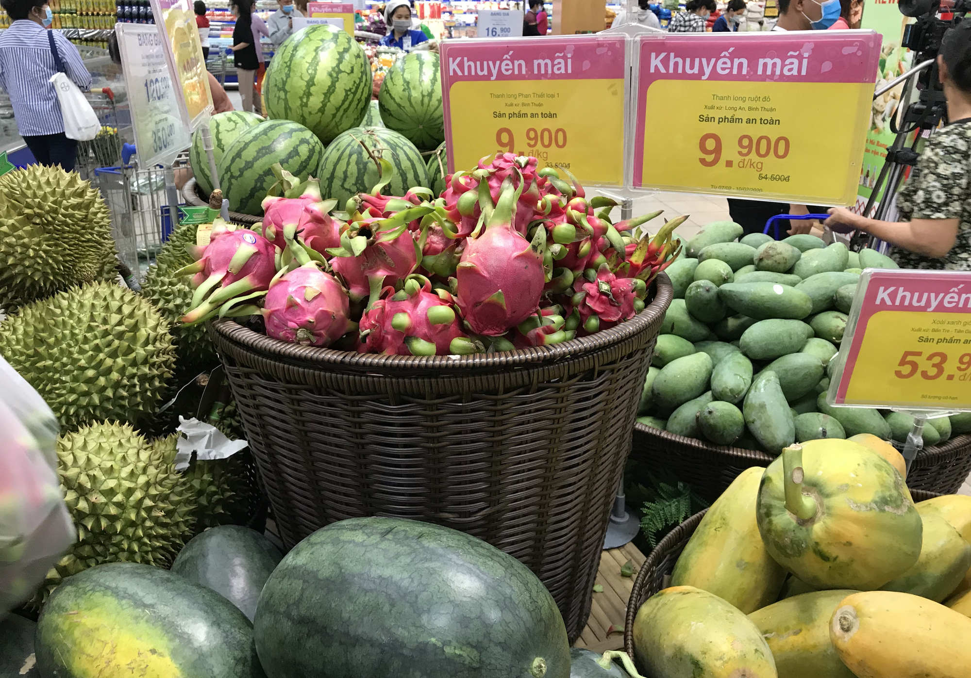 Người Sài Gòn đổ xô giải cứu dưa hấu, thanh long từ 4.200 đồng/kg trong siêu thị, mới 8h, có nơi đã hết sạch - Ảnh 9.