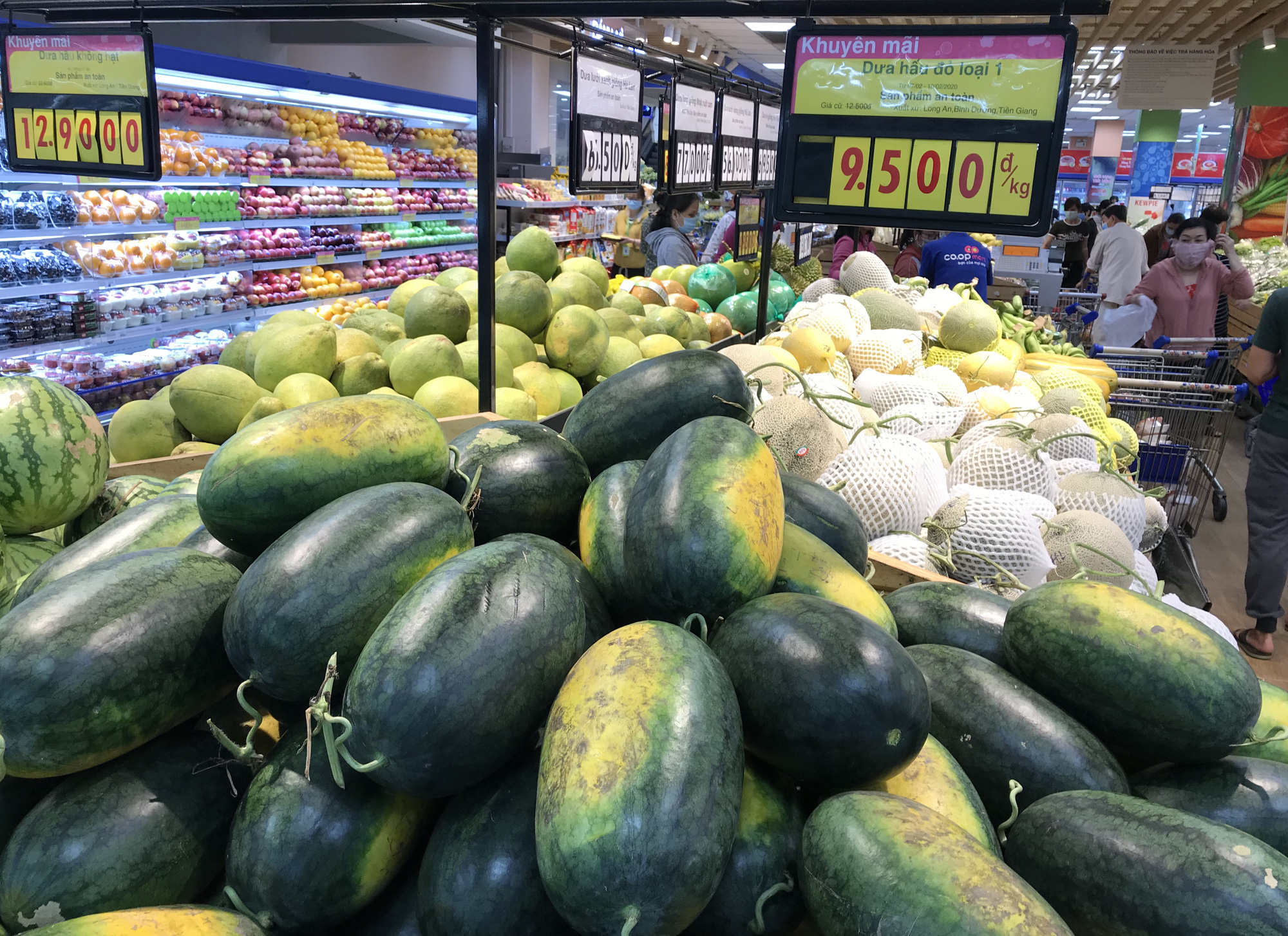 Người Sài Gòn đổ xô giải cứu dưa hấu, thanh long từ 4.200 đồng/kg trong siêu thị, mới 8h, có nơi đã hết sạch - Ảnh 8.