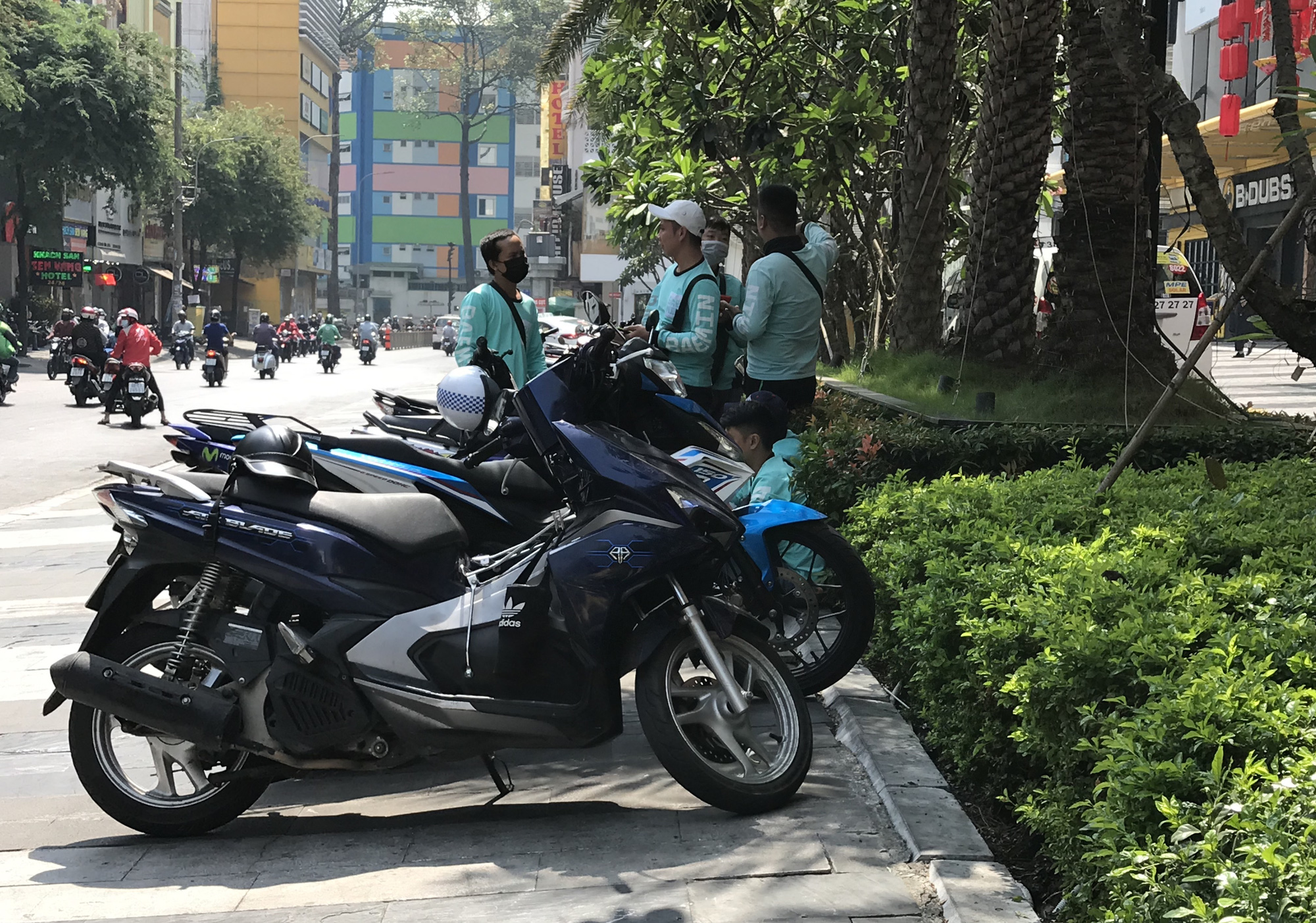 Nhà hàng, tiệm thức ăn nhanh tại Sài Gòn vắng tanh vì người dân sợ virus corona - Ảnh 14. Nhà hàng, tiệm thức ăn nhanh tại Sài Gòn vắng tanh vì người dân sợ virus corona - Ảnh 14.