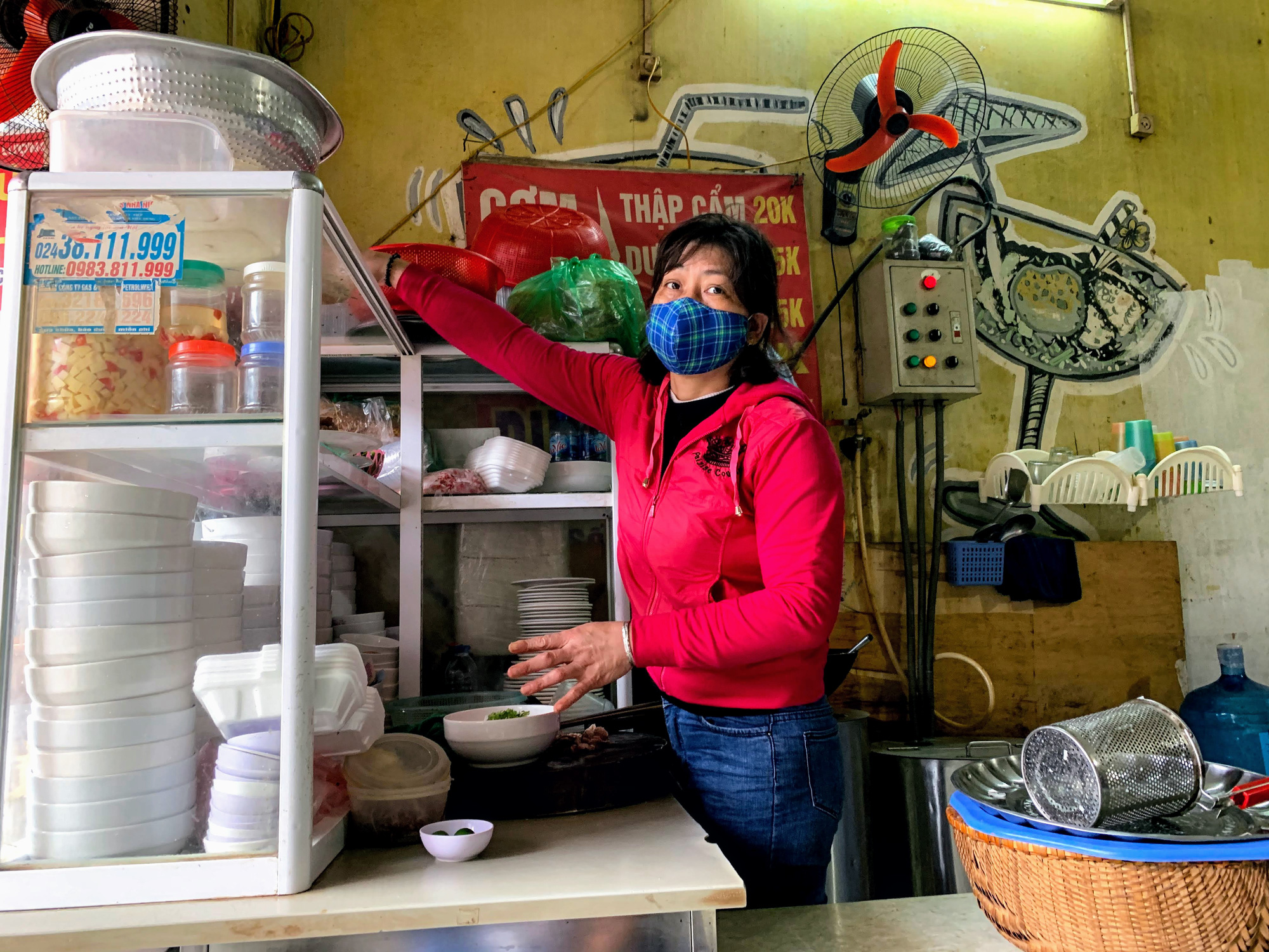 Nhà hàng ăn, cửa hàng thời trang đứng trước nguy cơ đóng cửa vì dịch bệnh virus corona - Ảnh 3.