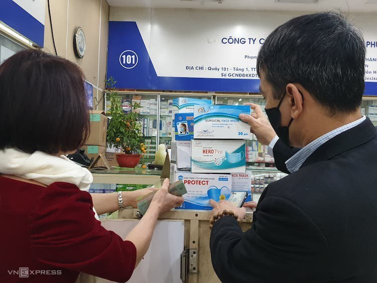 Gom khẩu trang y tế đã dùng rồi bán lại - Ảnh 1. Gom khẩu trang y tế đã dùng rồi bán lại - Ảnh 1.
