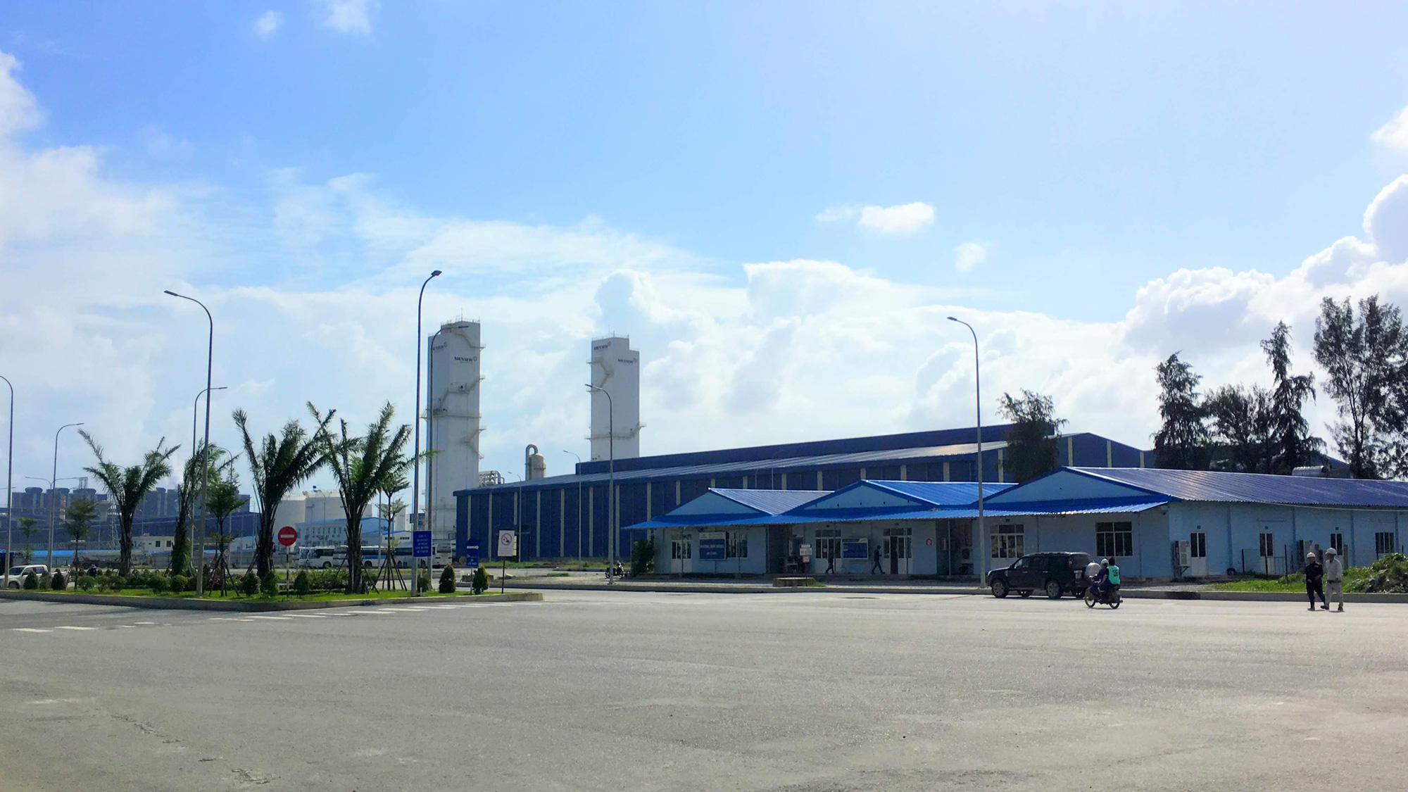 Quảng Ngãi di dời gần 100 hộ dân có nhà gần kề nhà máy thép Hòa Phát Dung Quất - Ảnh 1. Quảng Ngãi di dời gần 100 hộ dân có nhà gần kề nhà máy thép Hòa Phát Dung Quất - Ảnh 1.