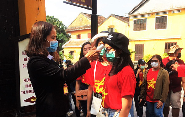 Hội An đo thân nhiệt cho khách tham quan trước dịch virus corona - Ảnh 1. Hội An đo thân nhiệt cho khách tham quan trước dịch virus corona - Ảnh 1.