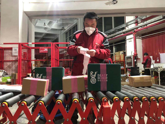 Dân Trung Quốc chôn chân tại nhà vì virus corona, dịch vụ giao hàng thắng đậm - Ảnh 1.