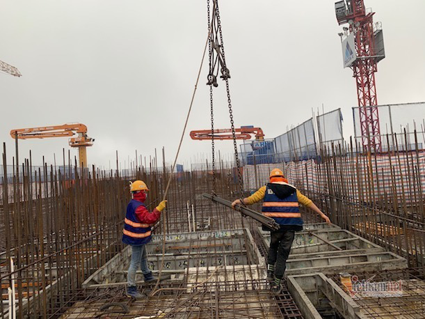 Đại công trường cao ốc nghìn tỉ kín khẩu trang, đo trán từ cửa - Ảnh 2. Đại công trường cao ốc nghìn tỉ kín khẩu trang, đo trán từ cửa - Ảnh 2.