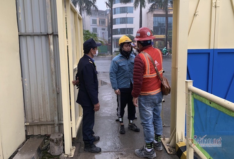 Đại công trường cao ốc nghìn tỉ kín khẩu trang, đo trán từ cửa - Ảnh 3. Đại công trường cao ốc nghìn tỉ kín khẩu trang, đo trán từ cửa - Ảnh 3.