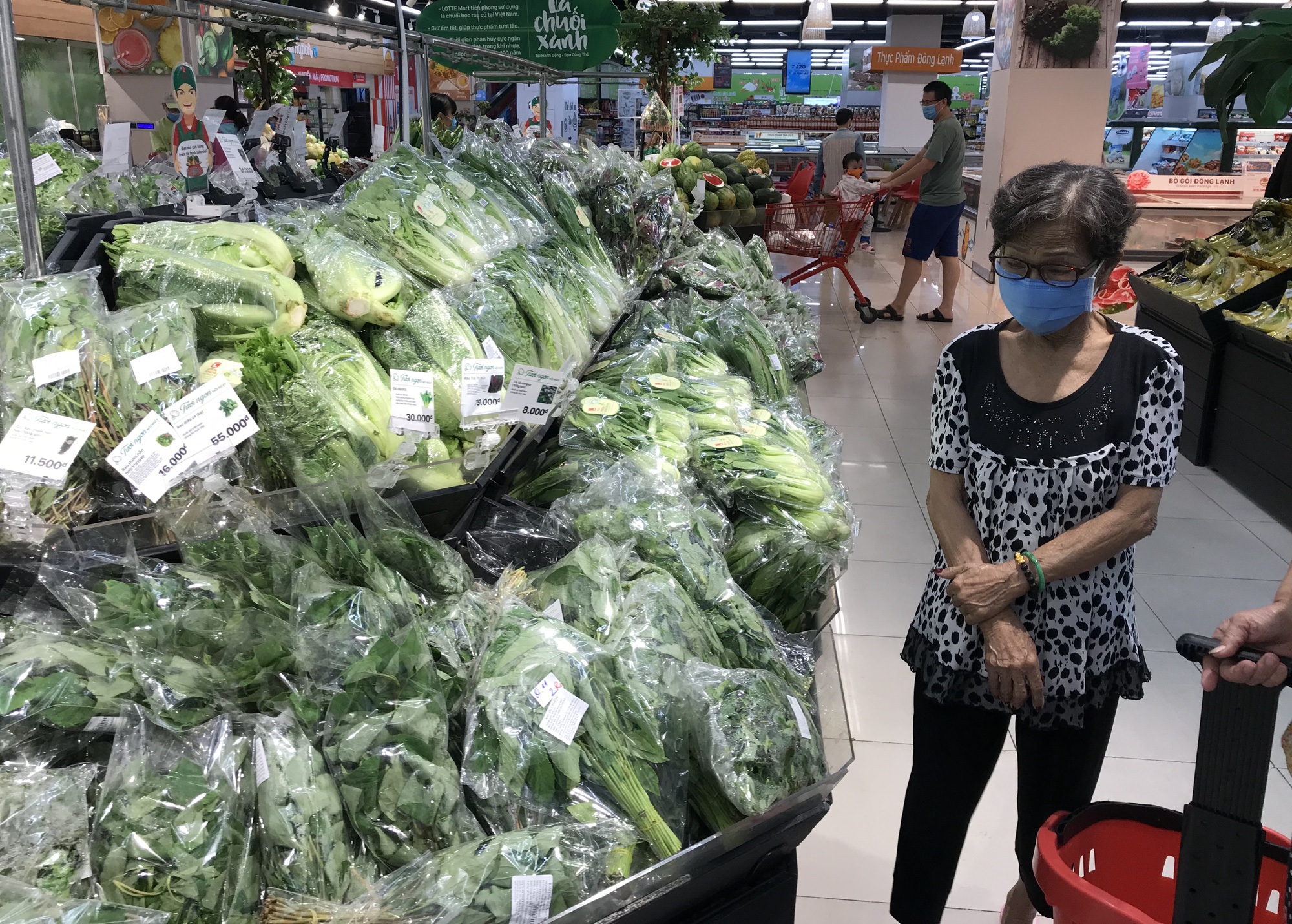 Siêu thị đồng loạt giảm giá rau, cam, bưởi, thịt heo… để người dân tăng cường sức đề kháng, phòng virus corona - Ảnh 1. Siêu thị đồng loạt giảm giá rau, cam, bưởi, thịt heo… để người dân tăng cường sức đề kháng, phòng virus corona - Ảnh 1.