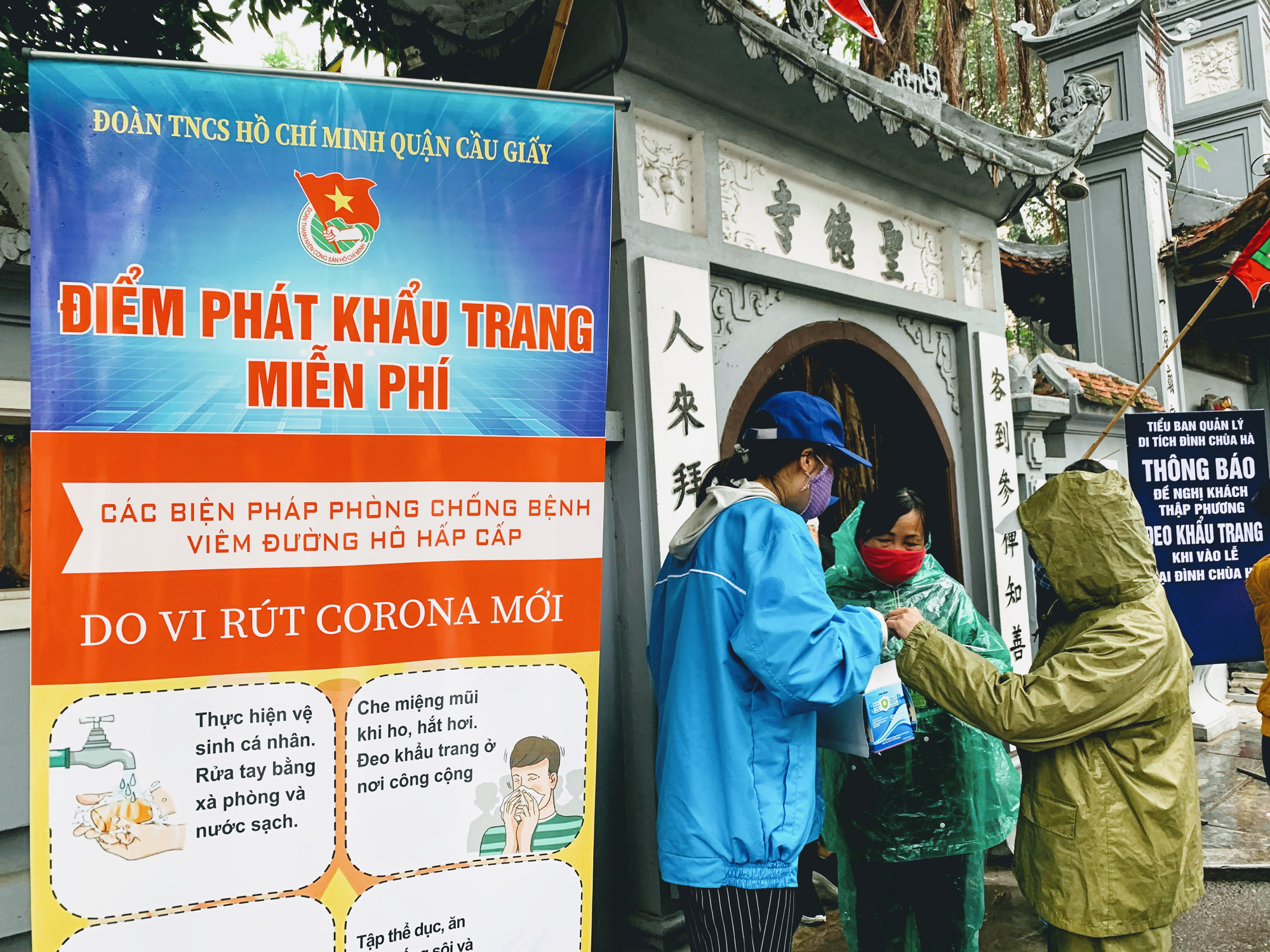 Rằm tháng Giêng, hàng quán ven đền chùa ế ẩm, người bán than trời: Chưa năm nào vắng như năm nay - Ảnh 1. Rằm tháng Giêng, hàng quán ven đền chùa ế ẩm, người bán than trời: Chưa năm nào vắng như năm nay - Ảnh 1.