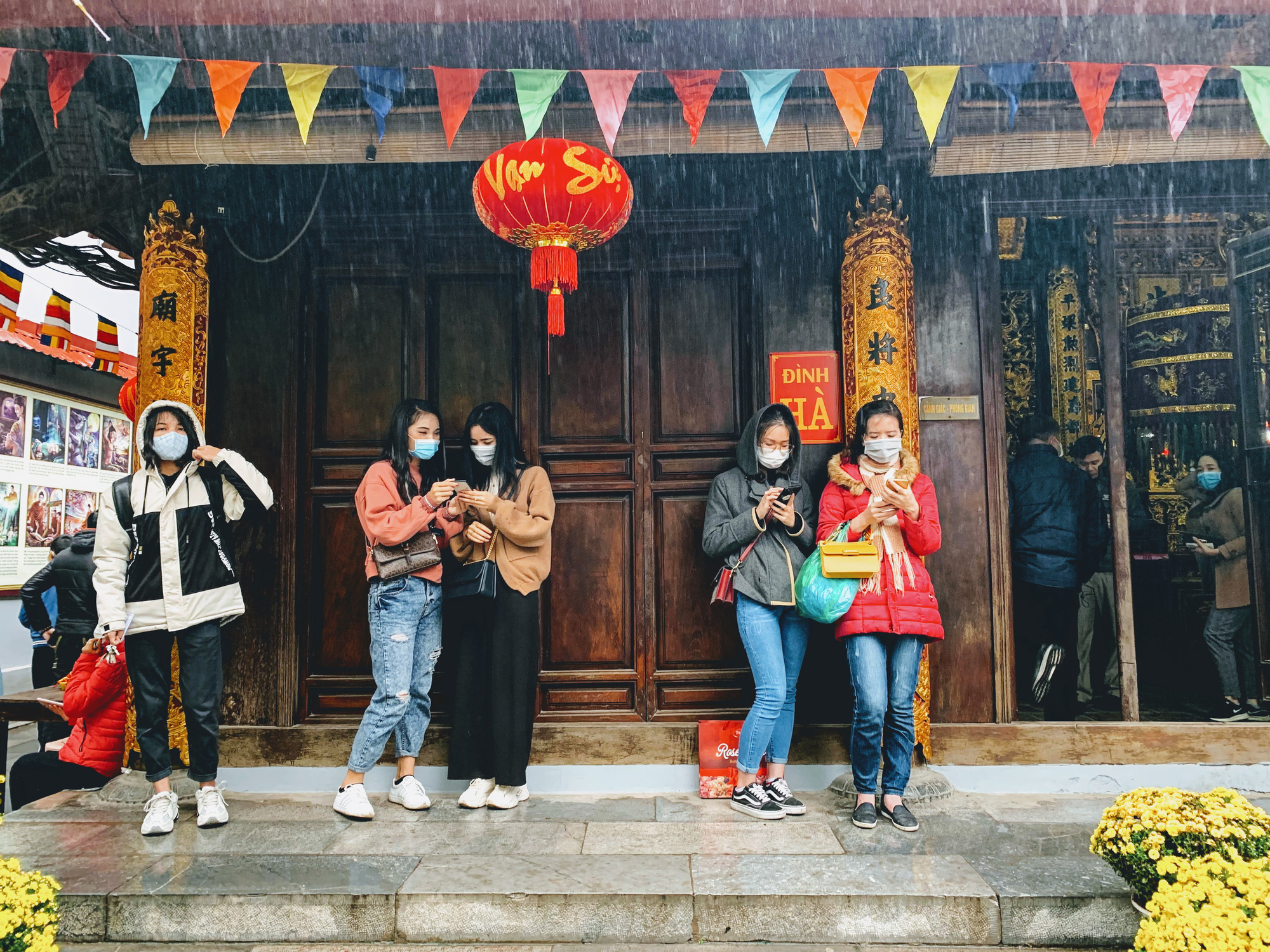 Rằm tháng Giêng, hàng quán ven đền chùa ế ẩm, người bán than trời: Chưa năm nào vắng như năm nay - Ảnh 3. Rằm tháng Giêng, hàng quán ven đền chùa ế ẩm, người bán than trời: Chưa năm nào vắng như năm nay - Ảnh 3.
