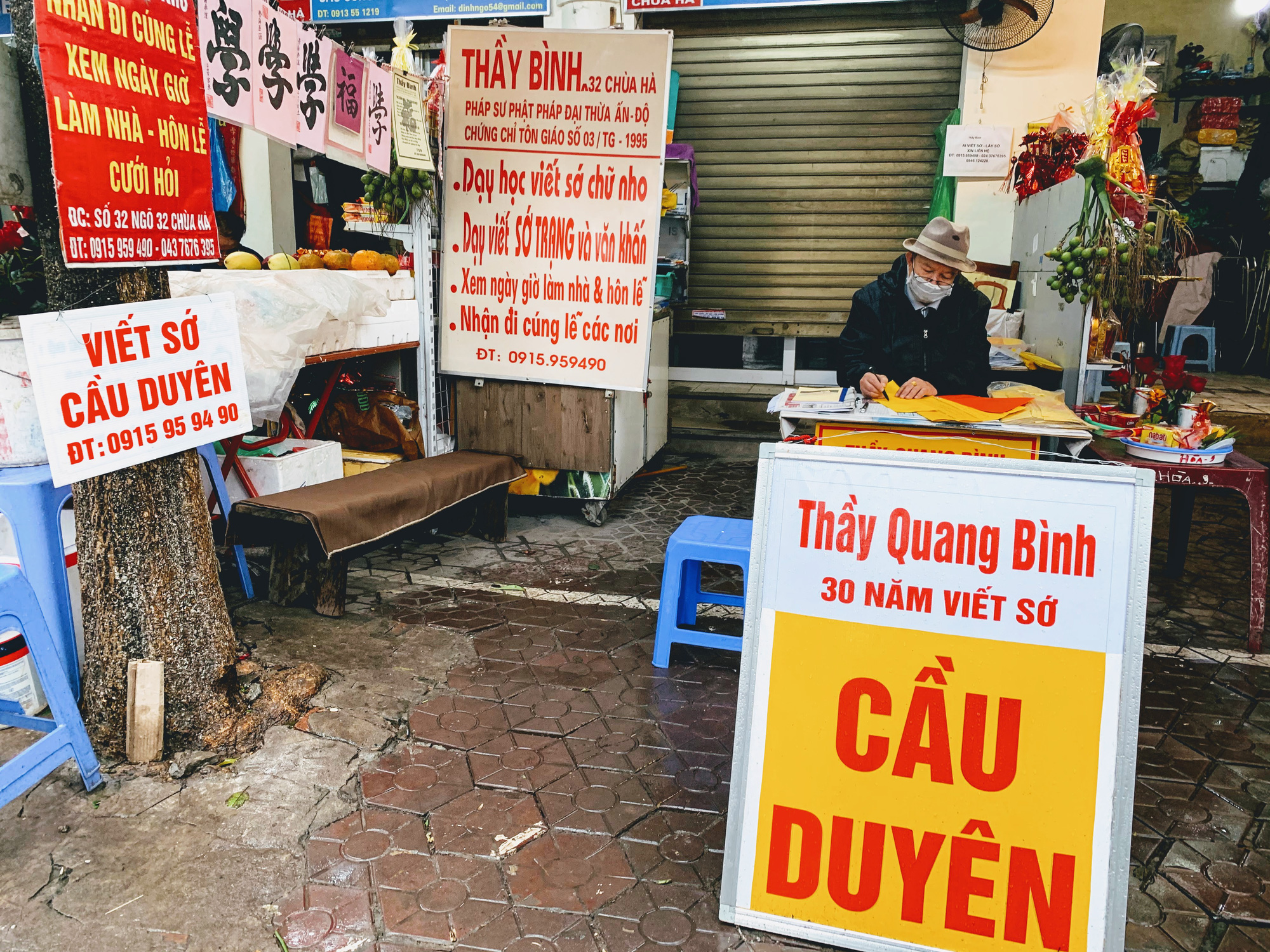 Rằm tháng Giêng, hàng quán ven đền chùa ế ẩm, người bán than trời: Chưa năm nào vắng như năm nay - Ảnh 11. Rằm tháng Giêng, hàng quán ven đền chùa ế ẩm, người bán than trời: Chưa năm nào vắng như năm nay - Ảnh 11.