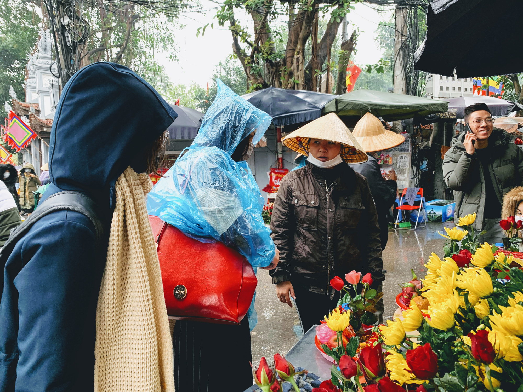 Rằm tháng Giêng, hàng quán ven đền chùa ế ẩm, người bán than trời: Chưa năm nào vắng như năm nay - Ảnh 6. Rằm tháng Giêng, hàng quán ven đền chùa ế ẩm, người bán than trời: Chưa năm nào vắng như năm nay - Ảnh 6.